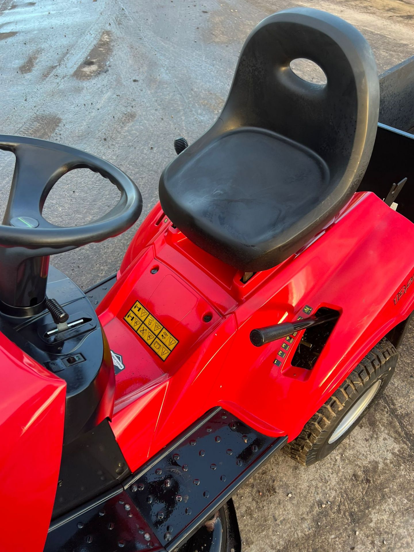 Castel Garden twin cut ride on mower with trailer *PLUS VAT* - Image 6 of 12