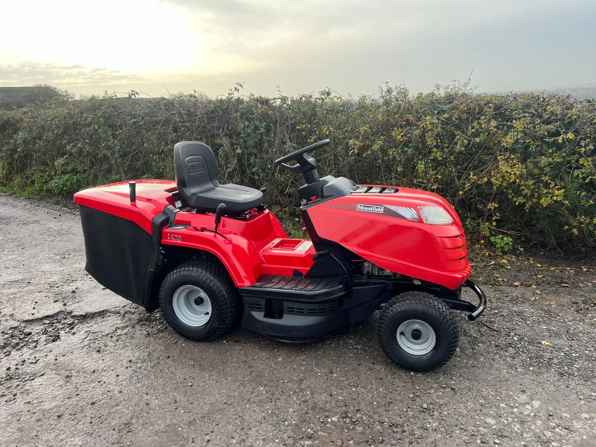 Mountfield 1430 Ride on Lawn Mower *PLUS VAT* - Image 2 of 9