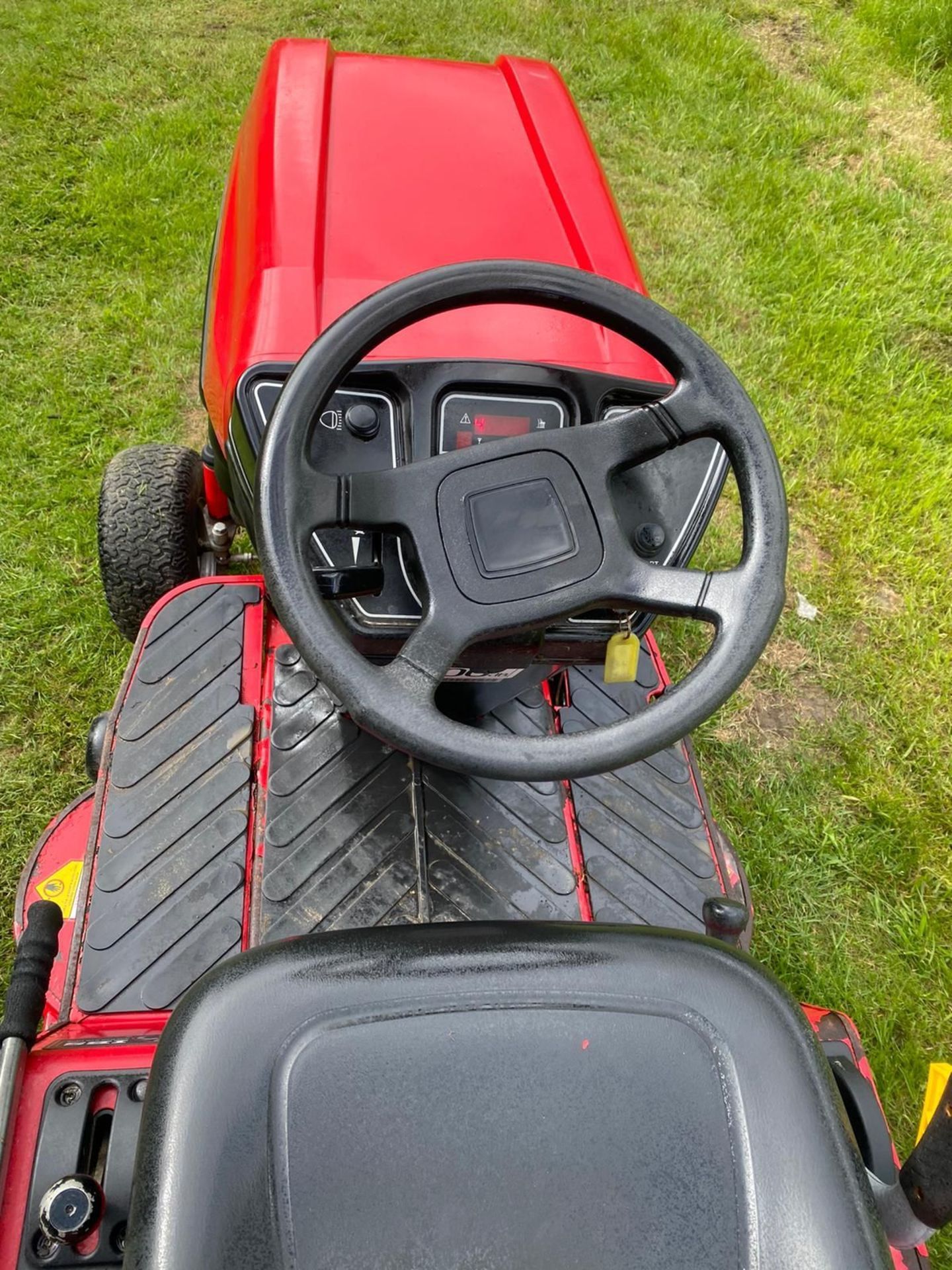 WESTWOOD S 1600 RIDE ON LAWN MOWER WITH COLLECTOR, RUNS WORKS AND CUTS *PLUS VAT* - Image 8 of 9