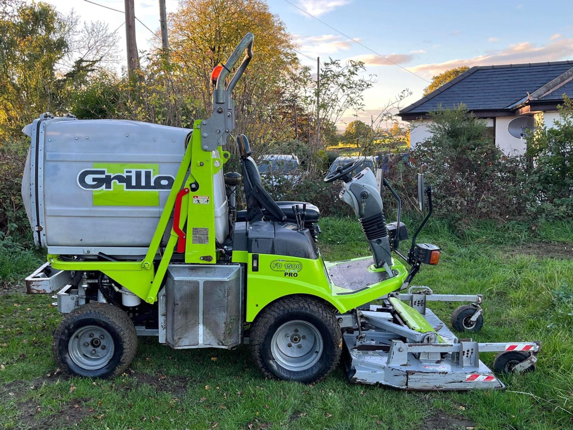 GRILLO FD1500 PRO RIDE ON LAWN MOWER WITH HIGH LIFT COLLECTOR *PLUS VAT* - Image 3 of 7