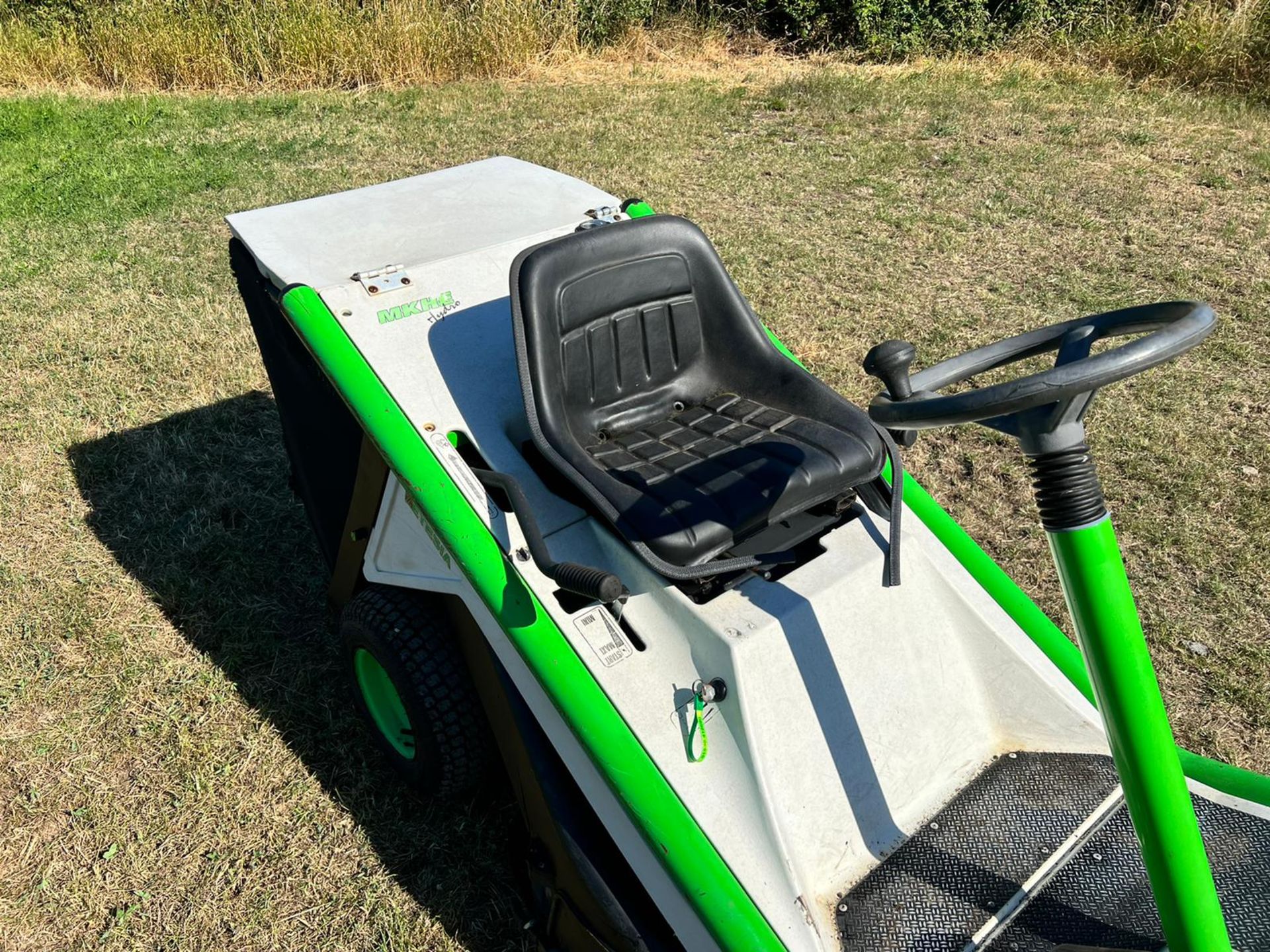 Etesia MKHE Hydro Ride On Mower *PLUS VAT* - Image 6 of 9