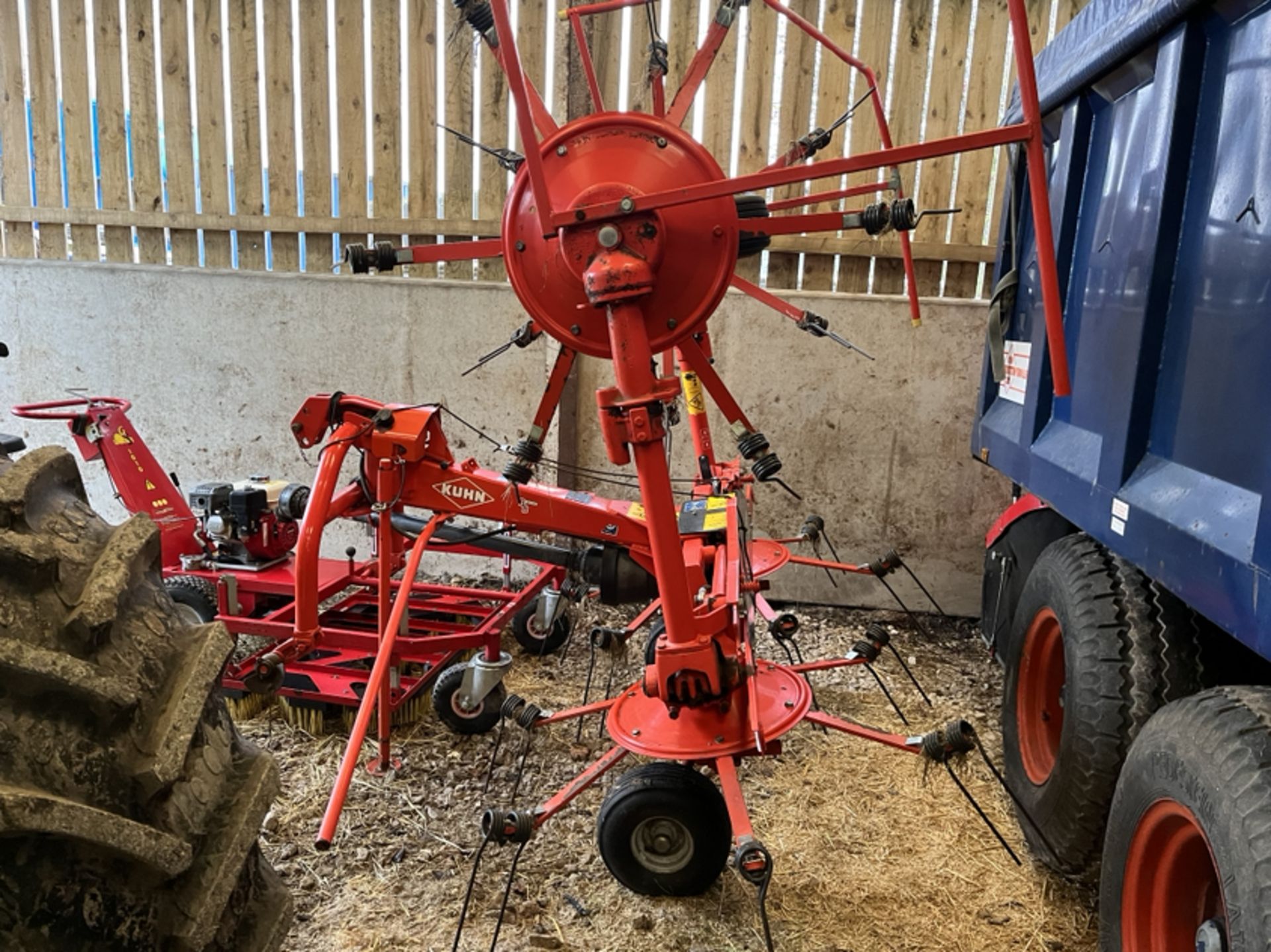 Kuhn gf502 4 rotor Tedder in excellent condition plus vat - Image 3 of 3