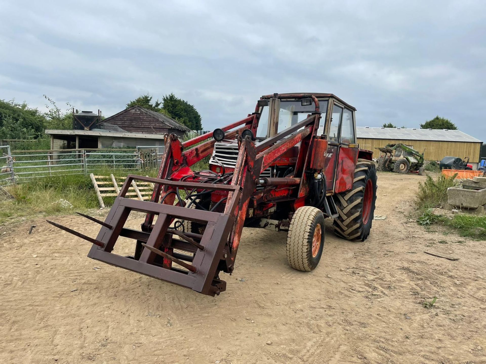 ZETOR CRYSTAL 8011 LOADER TRACTOR WITH FRONT LOADER, BALE SPIKE AND REAR WEIGHT, CABBED *PLUS VAT* - Image 3 of 10