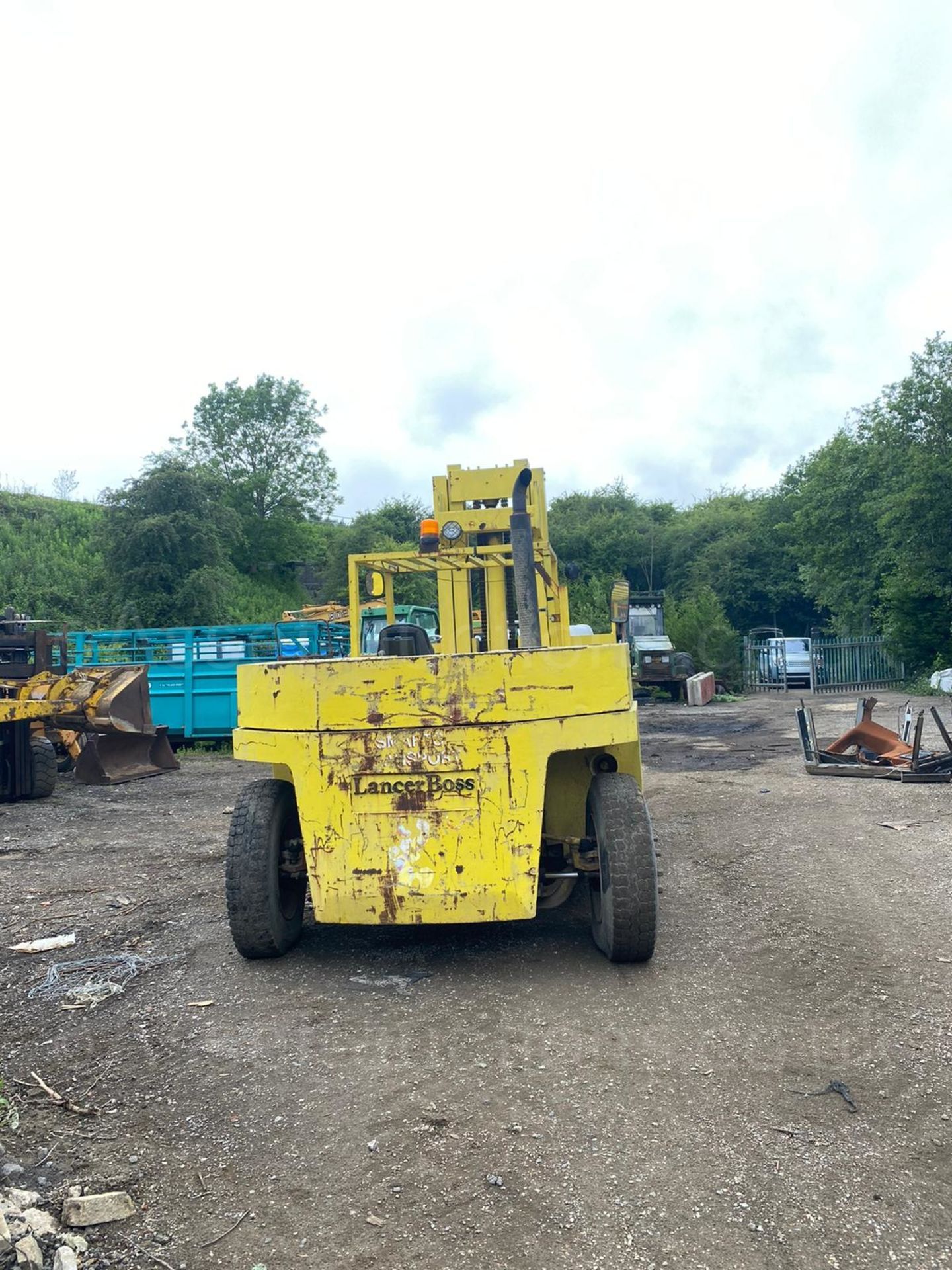 15 TON LANCER BOSS FORK LIFT, RUNS AND WORKS WELL, LIFTING CAPACITY 15,000kg *PLUS VAT* - Image 4 of 8