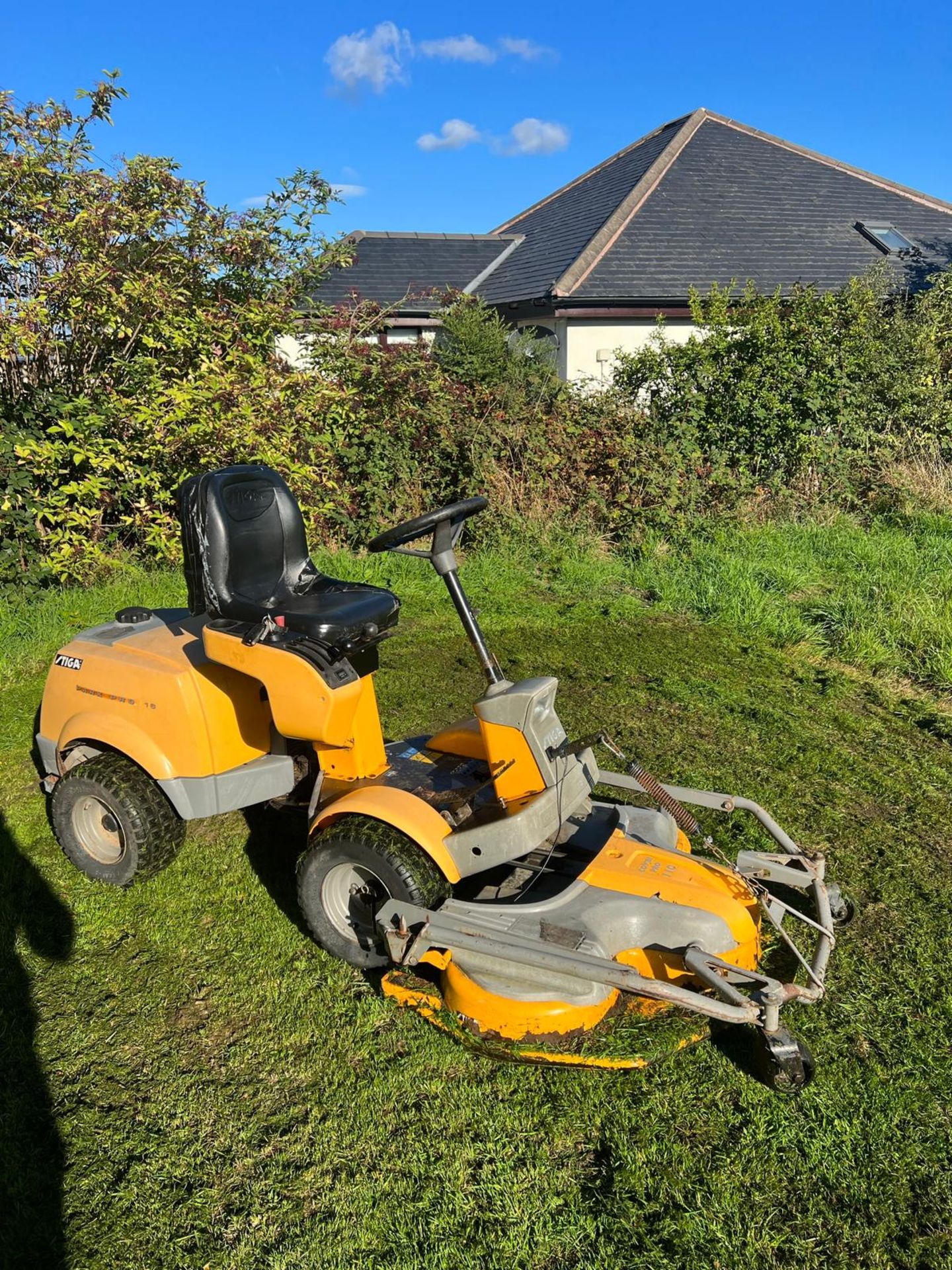 Stiga park pro 16 ride on lawn mower PLUS VAT - Image 3 of 6