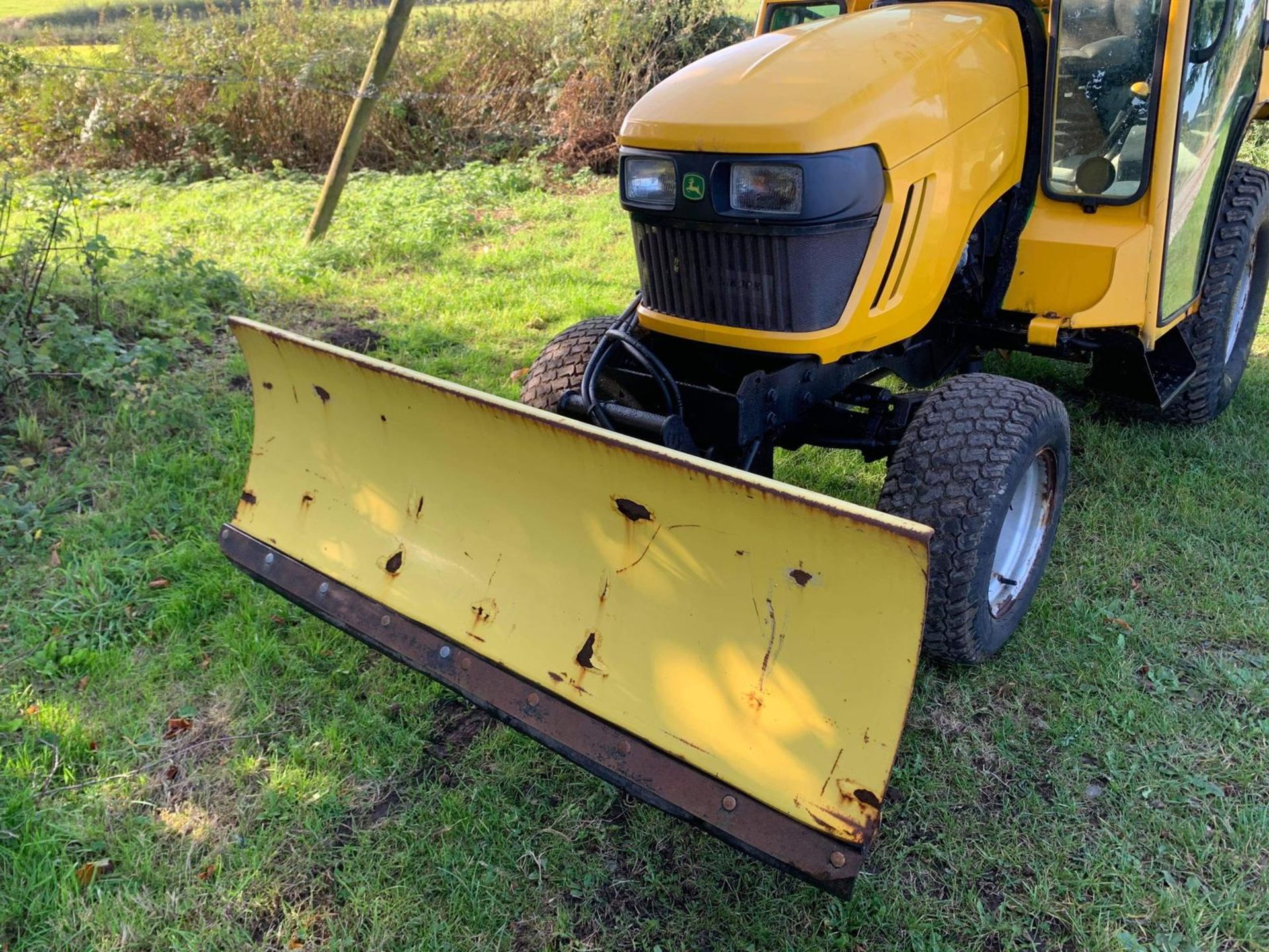 2010/60 John Deere 2320 HST 24HP 4WD Compact Tractor With Hydraulic Front Blade *PLUS VAT* - Image 8 of 12