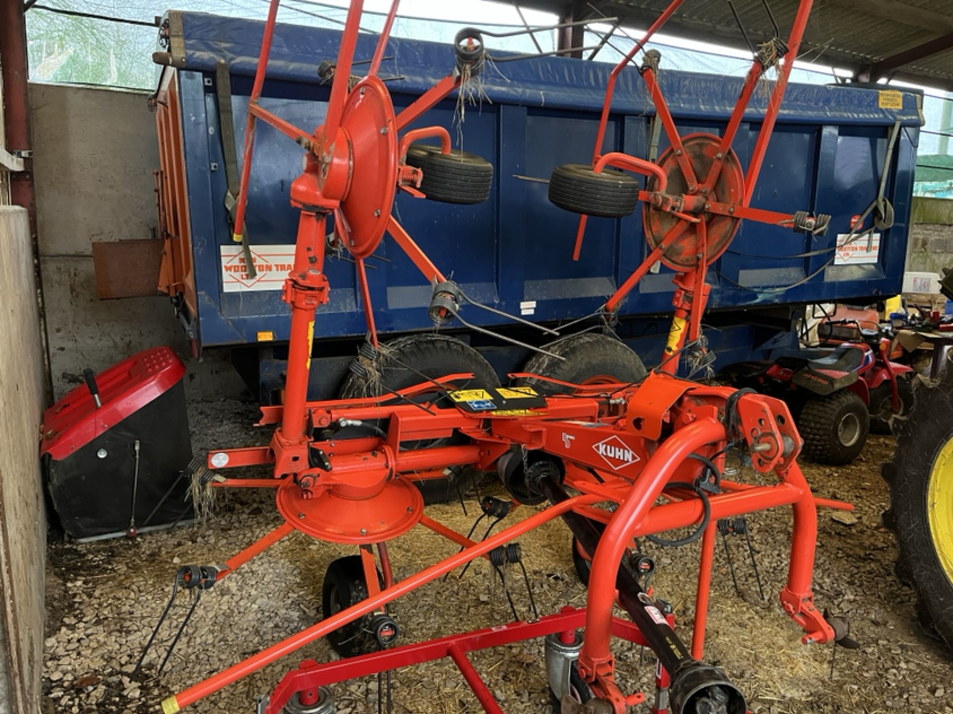 Kuhn gf502 4 rotor Tedder in excellent condition plus vat - Image 2 of 3