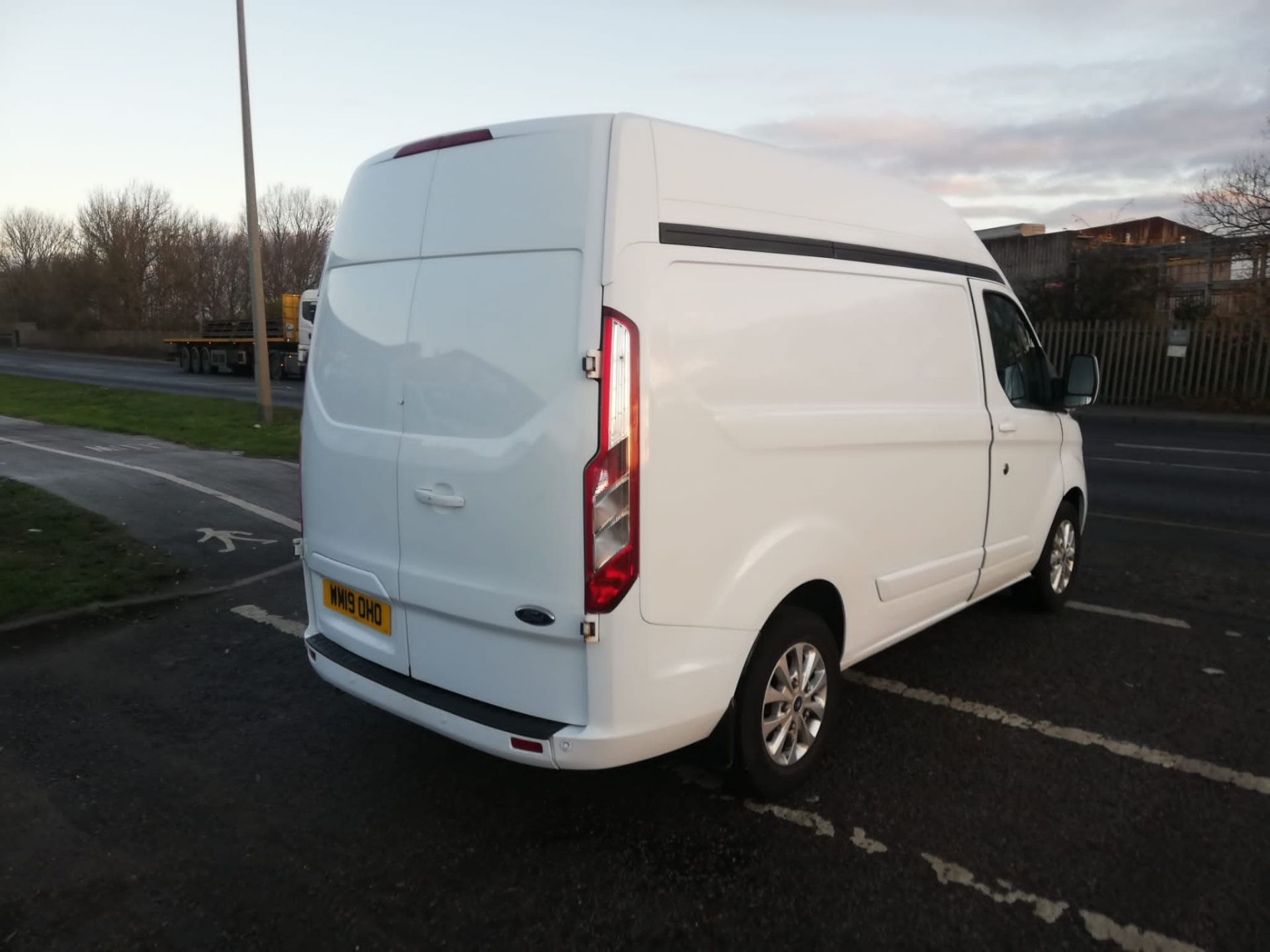 2019 FORD TRANSIT CUSTOM 300 LIMITED WHITE PANEL VAN - 87,000 MILES *PLUS VAT* - Image 5 of 10