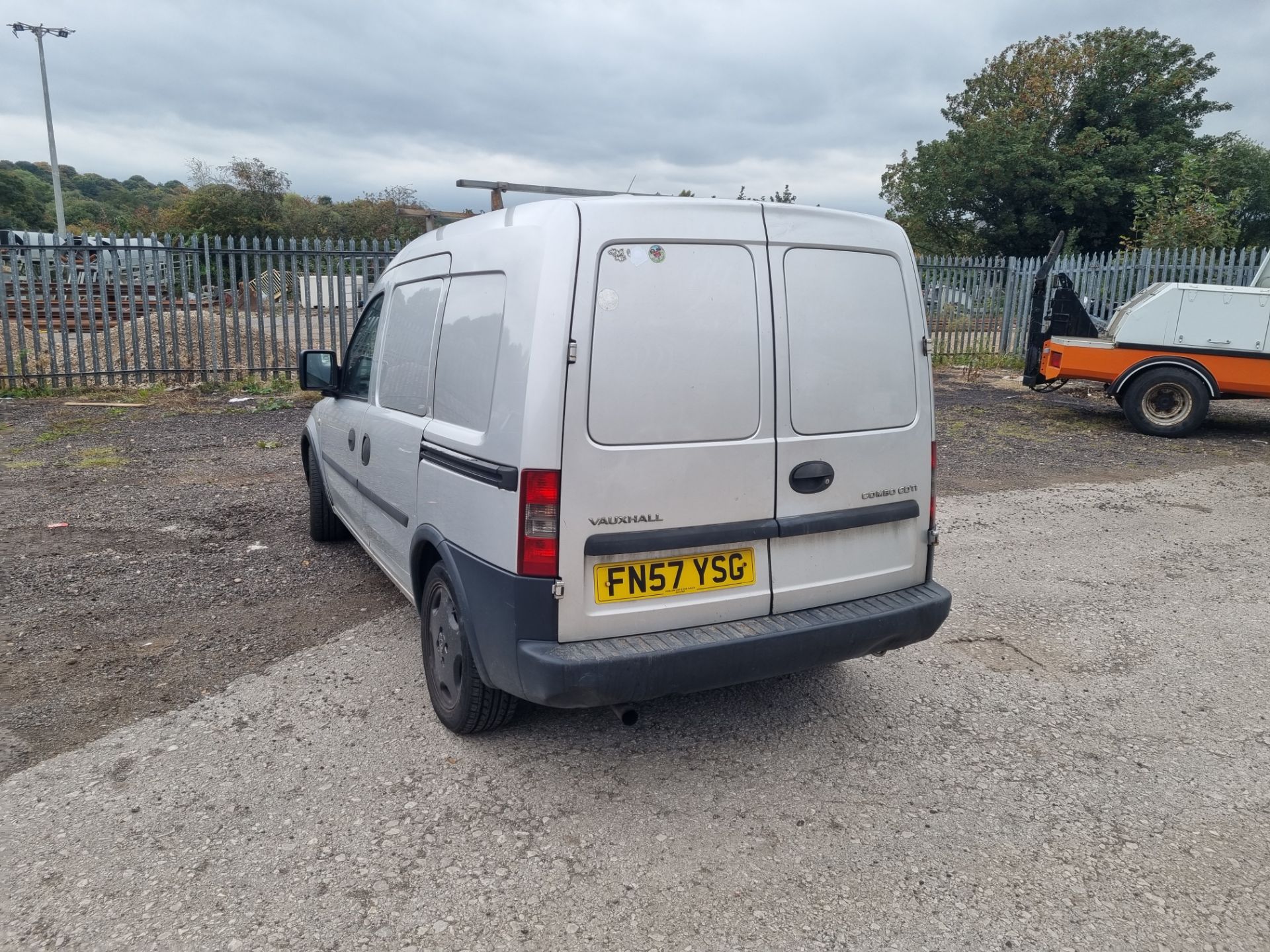 2007/57 VAUXHALL COMBO CREW 2000 CDTI SILVER CREW VAN - NEW WINDSCREEN AND BATTERY *NO VAT* - Image 2 of 13