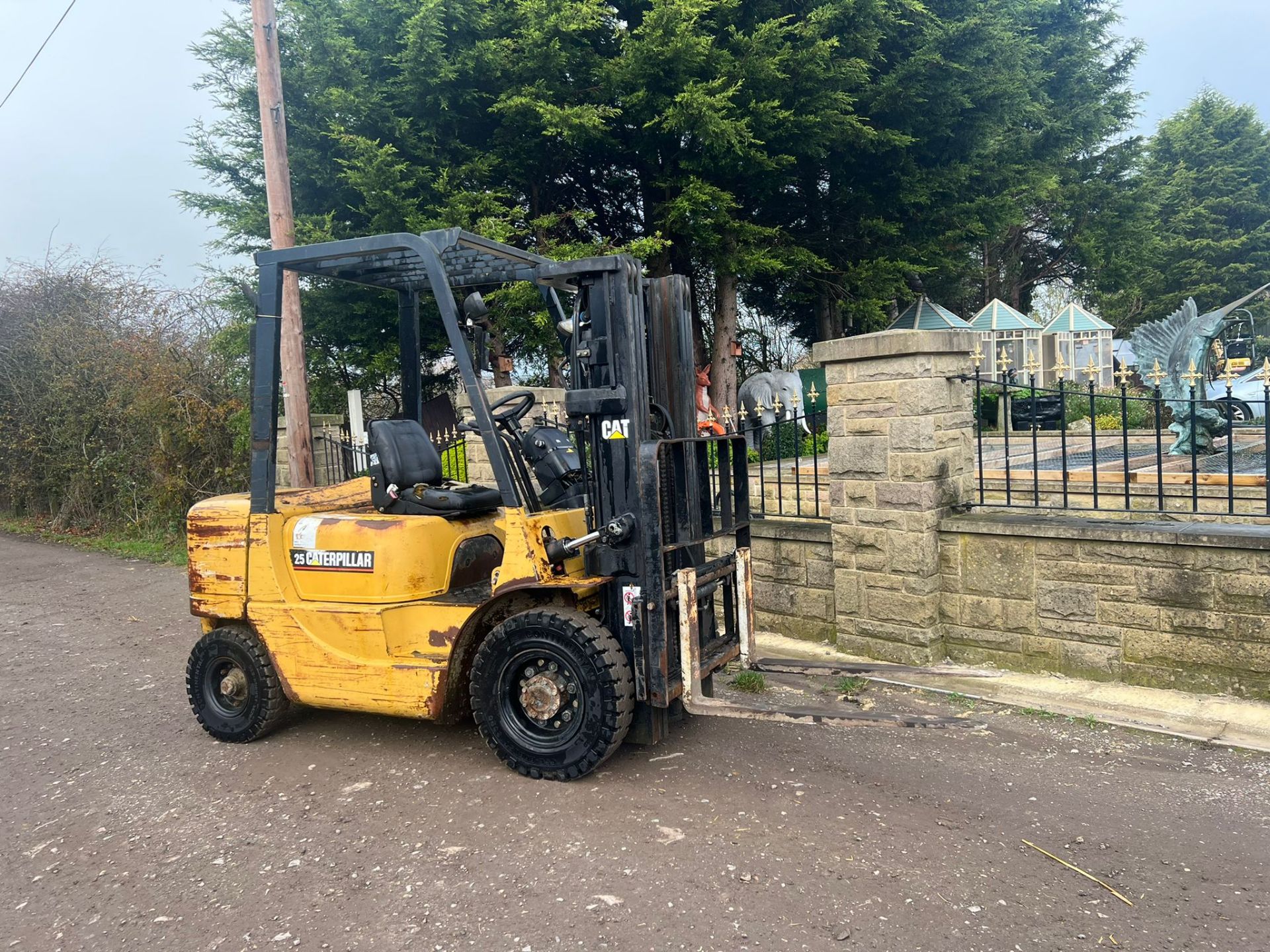 CATERPILLAR 2.5 TON DIESEL FORKLIFT - 2.5 TON LIFT *PLUS VAT* - Image 5 of 12