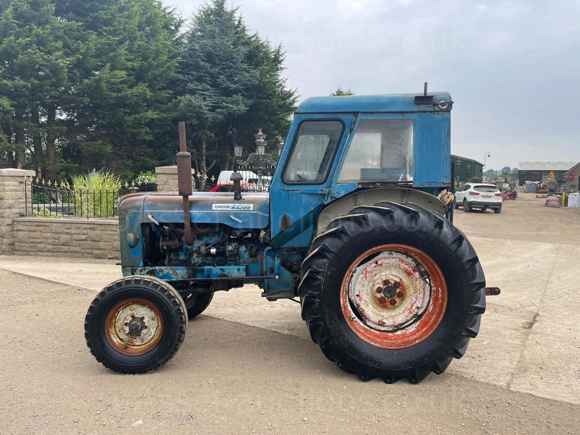 FORDSON SUPER MAJOR VINTAGE TRACTOR, RUNS AND DRIVES, SHOWING 694 HOURS *PLUS VAT* - Image 3 of 13