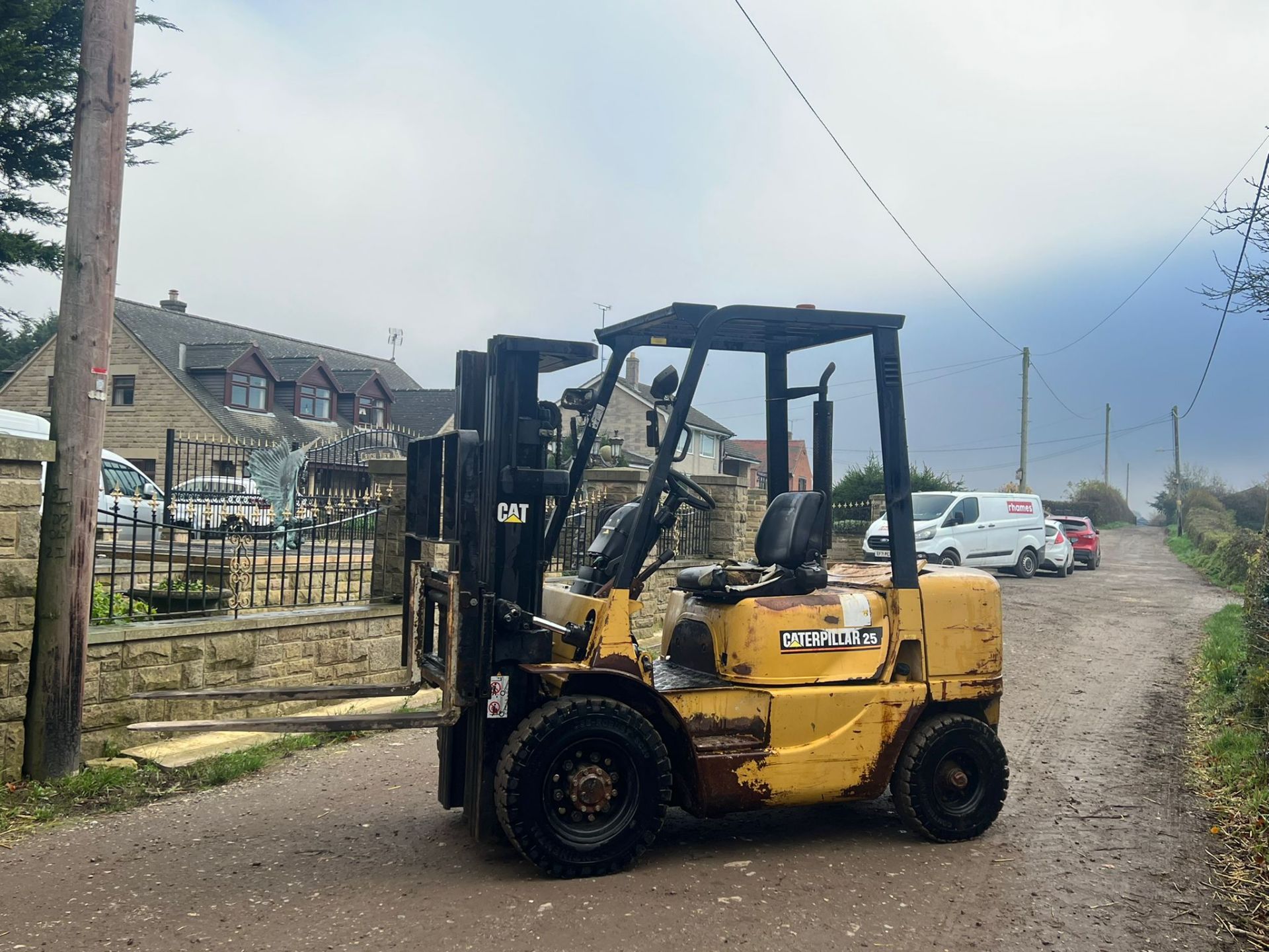 CATERPILLAR 2.5 TON DIESEL FORKLIFT - 2.5 TON LIFT *PLUS VAT* - Image 2 of 12