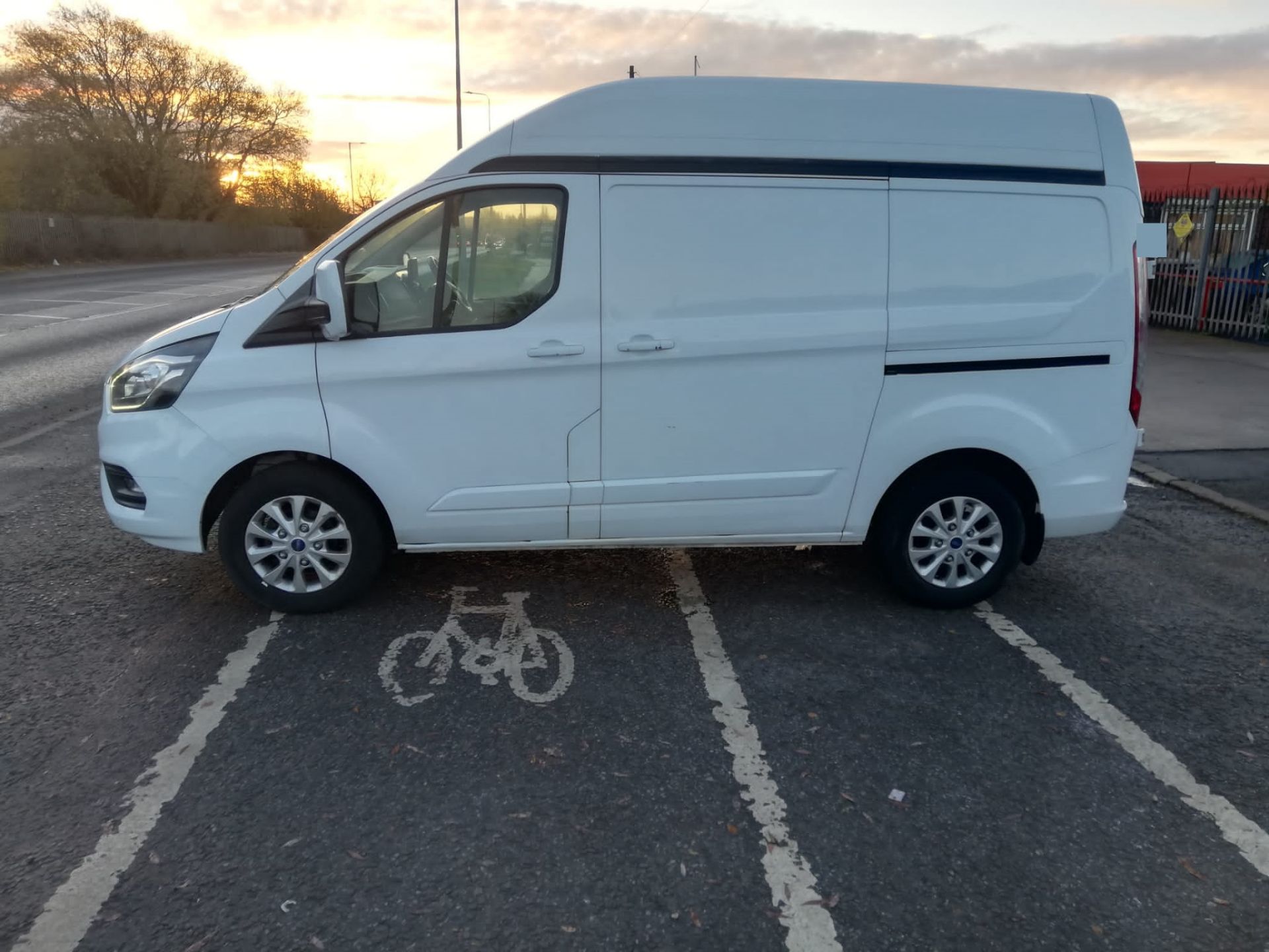 2019 FORD TRANSIT CUSTOM 300 LIMITED WHITE PANEL VAN - 87,000 MILES *PLUS VAT* - Image 6 of 10