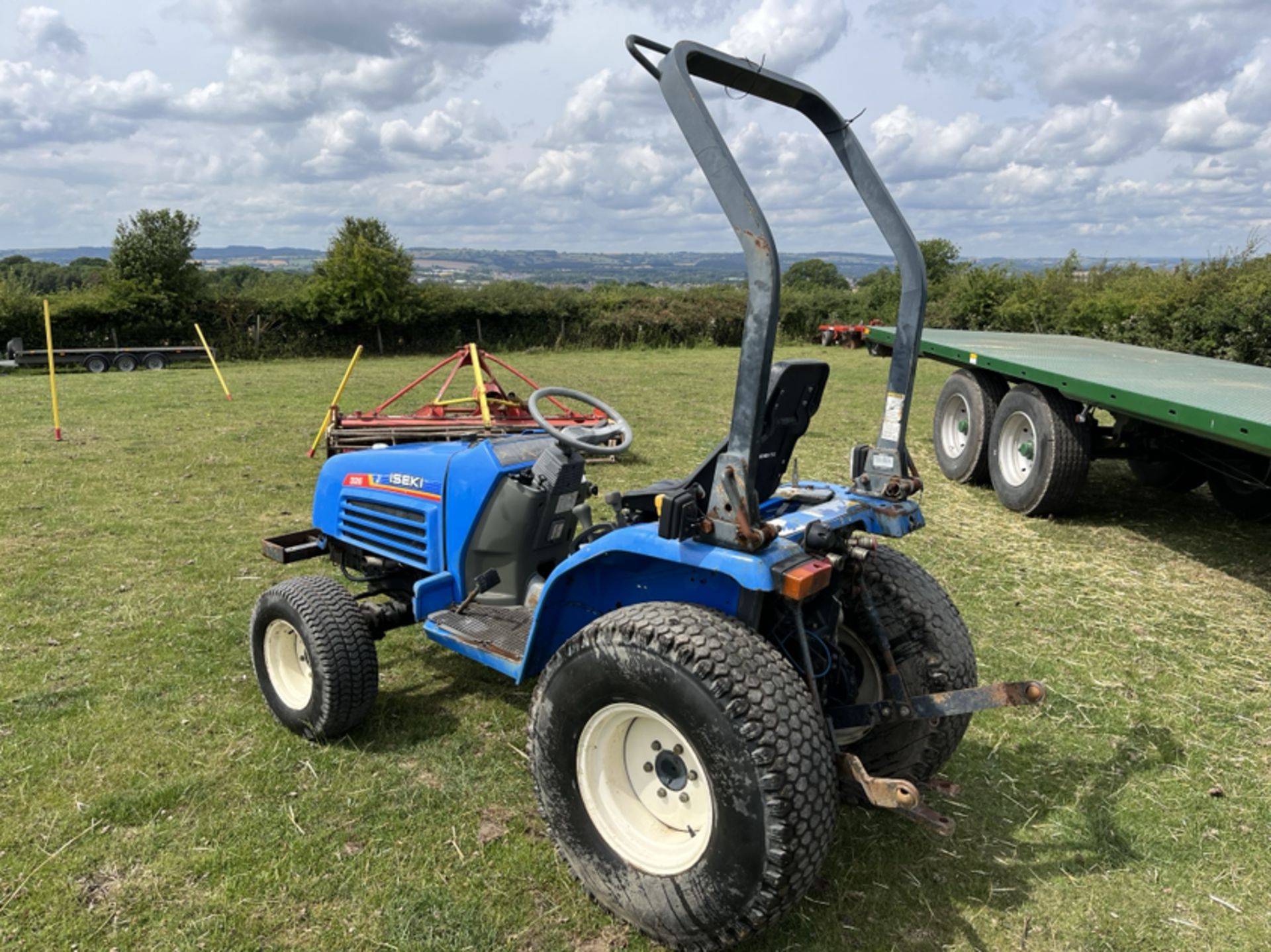 Iseki 325 compact tractor,manual transmission,starts runs ,drives well plus vat - Image 3 of 3