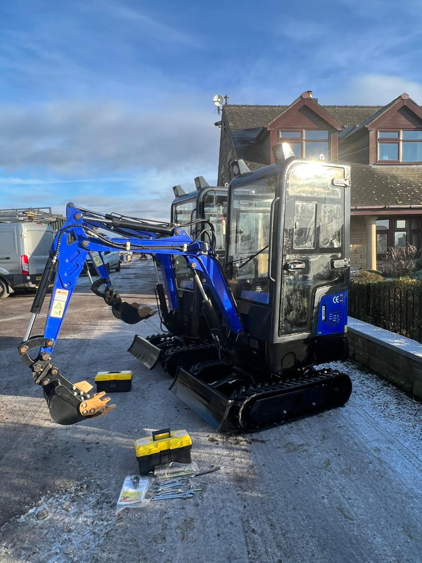 NEW/UNUSED 2022 HD10 MINI DIGGER WITH FULL GLASS CAB 1 TON *PLUS VAT* - Image 3 of 8