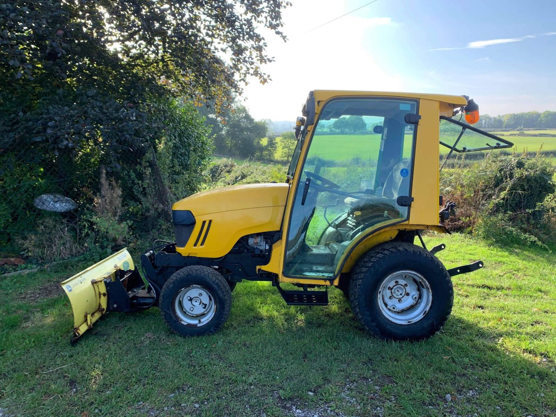 2010/60 John Deere 2320 HST 24HP 4WD Compact Tractor With Hydraulic Front Blade *PLUS VAT* - Image 4 of 12