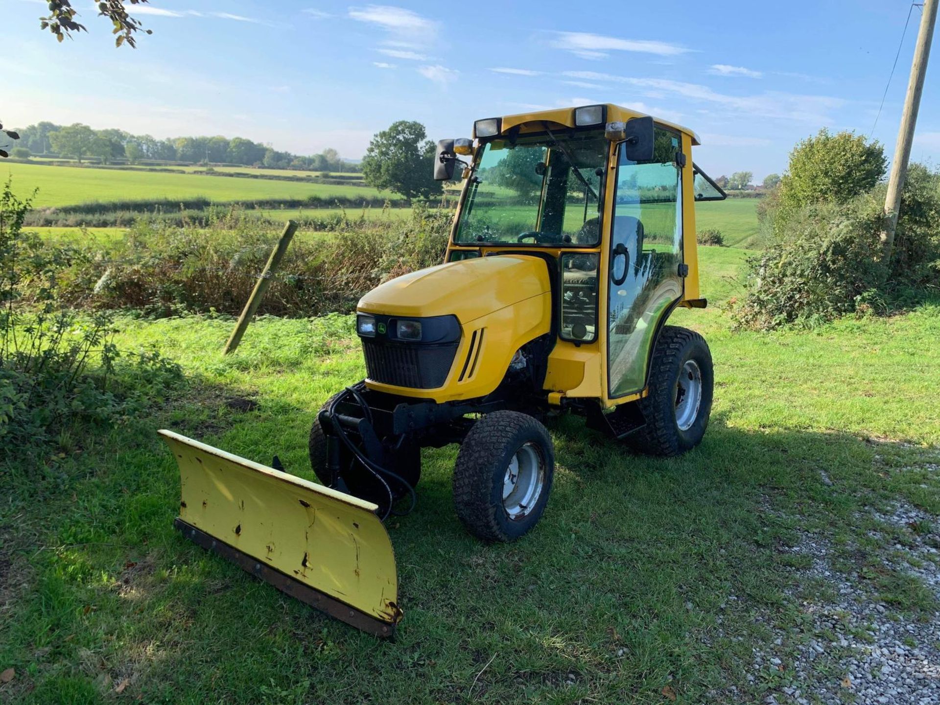 2010/60 John Deere 2320 HST 24HP 4WD Compact Tractor With Hydraulic Front Blade *PLUS VAT* - Image 2 of 12