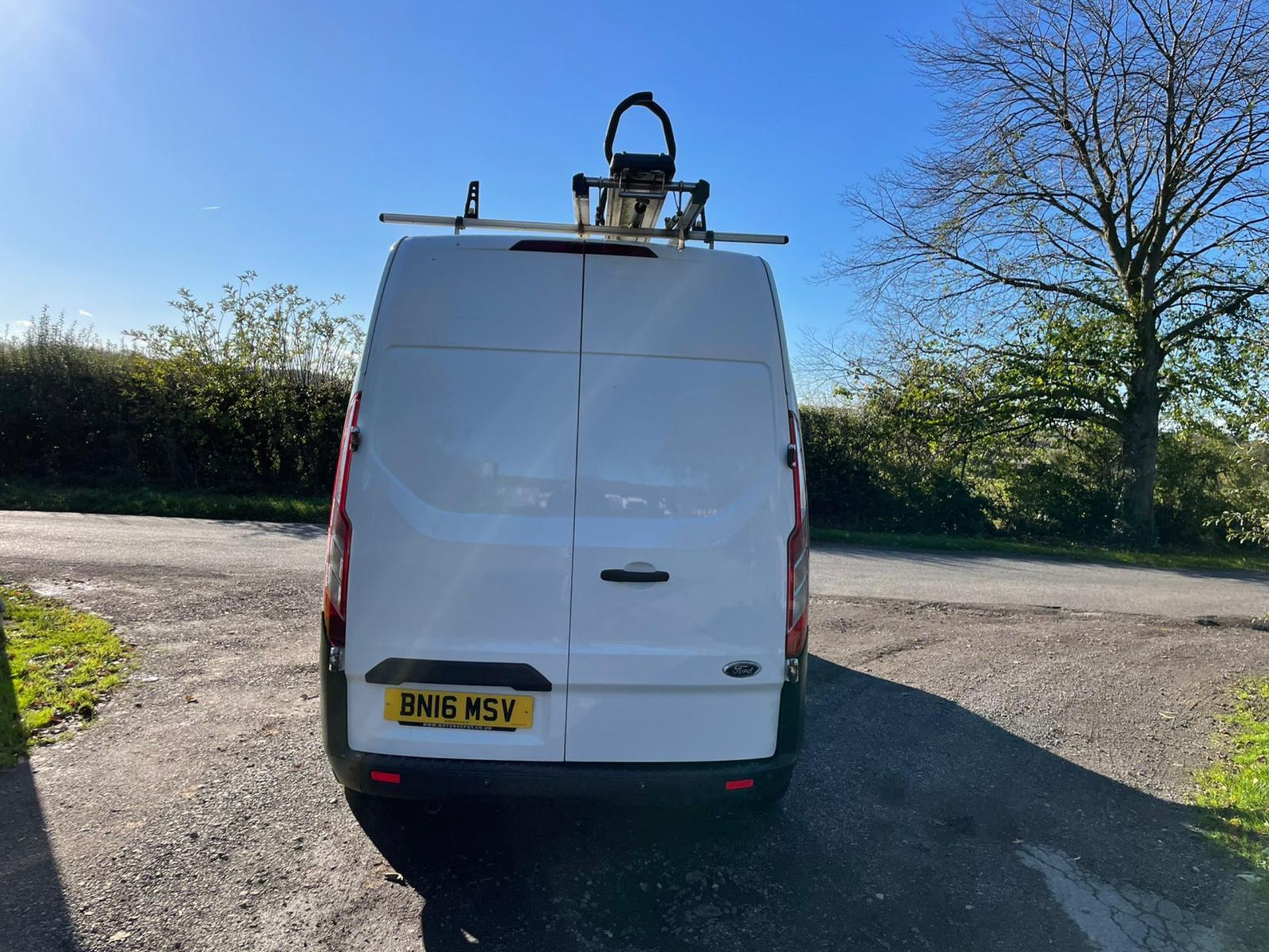 2016/16 REG FORD TRANSIT CUSTOM 290 ECO-TECH 2.2 DIESEL WHITE PANEL VAN, SHOWING 1 FORMER KEEPER - Image 6 of 13