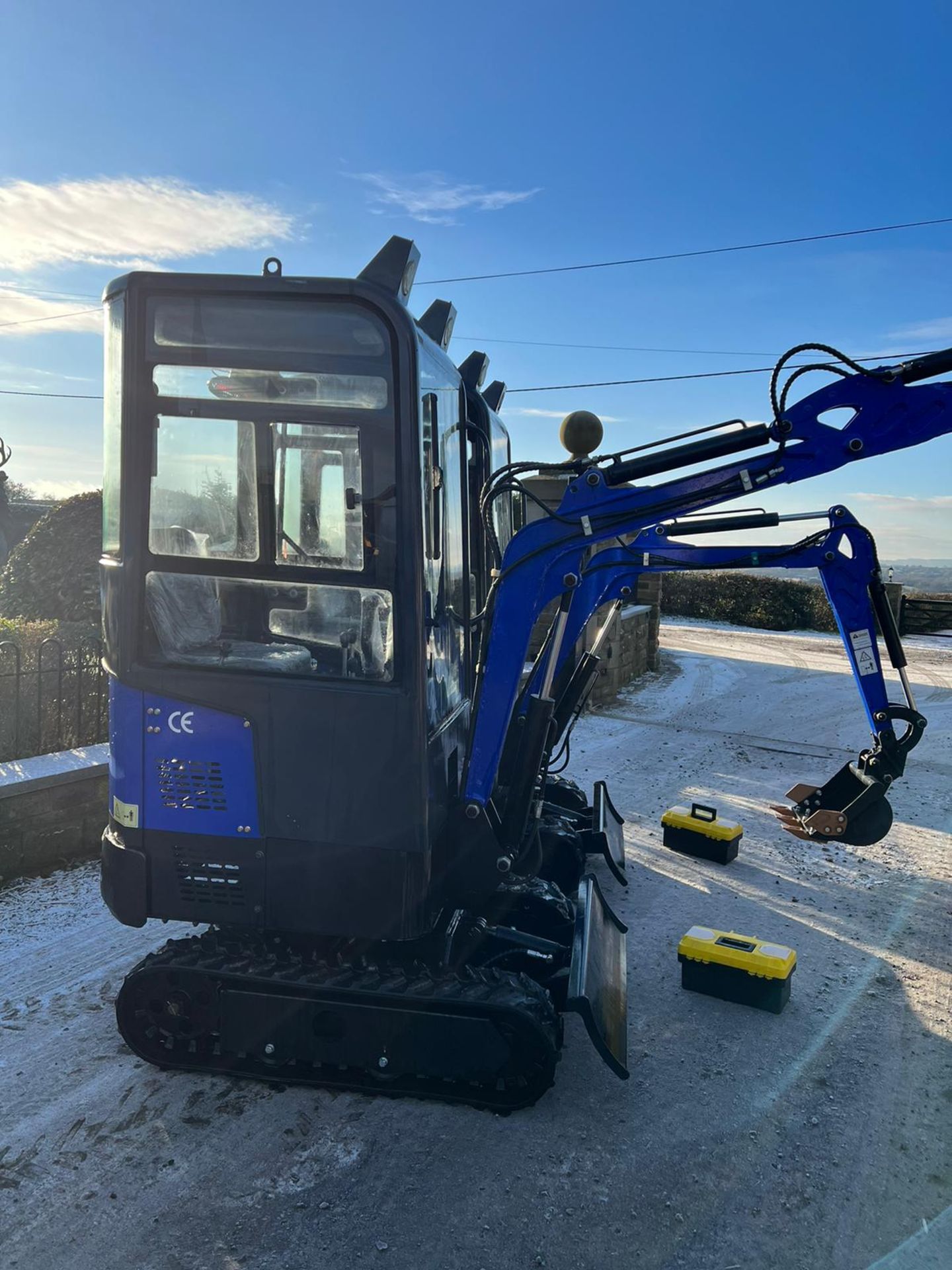 NEW/UNUSED 2022 HD10 MINI DIGGER WITH FULL GLASS CAB 1 TON *PLUS VAT* - Image 5 of 8