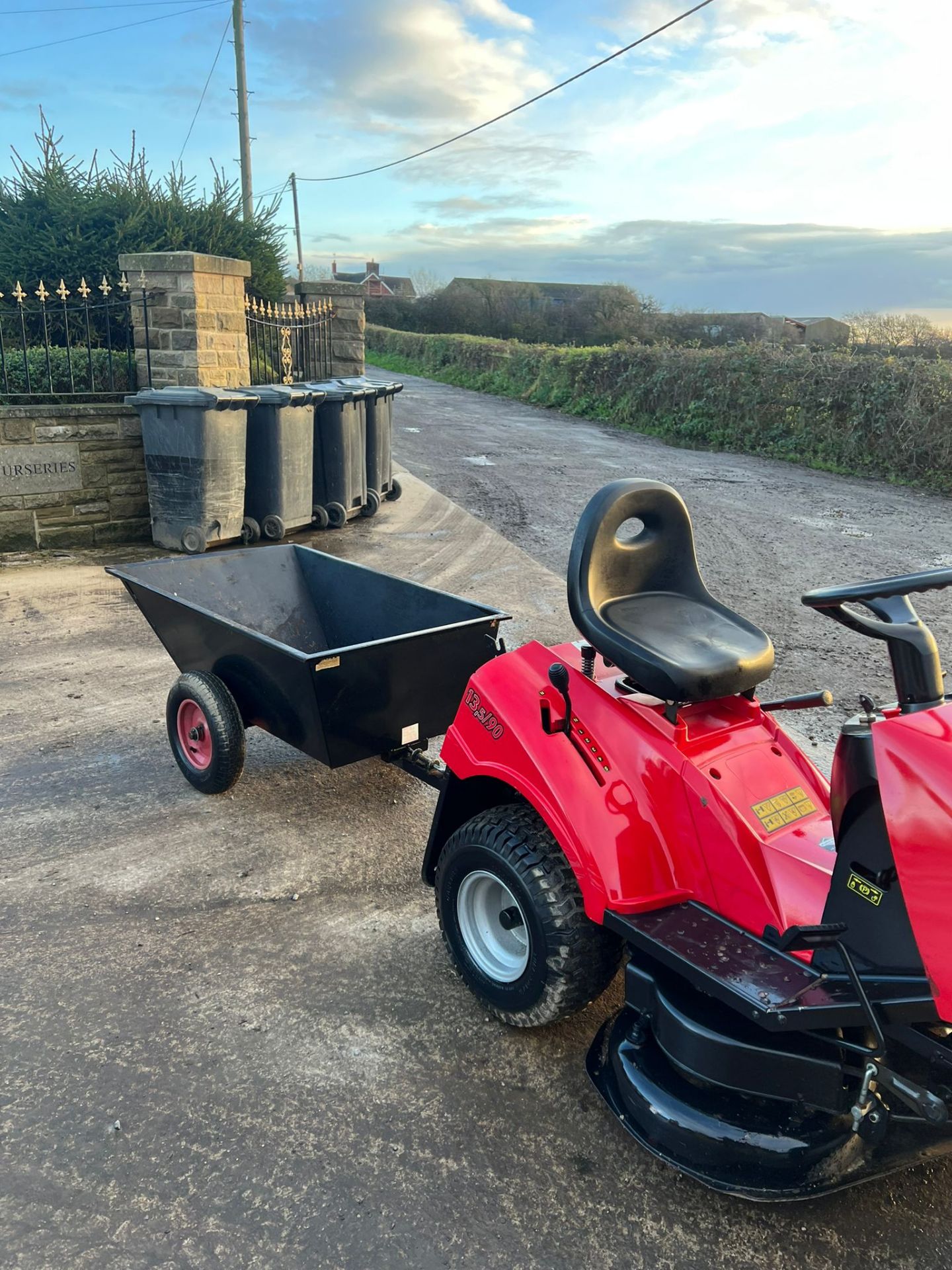 Castel Garden twin cut ride on mower with trailer *PLUS VAT* - Image 9 of 12