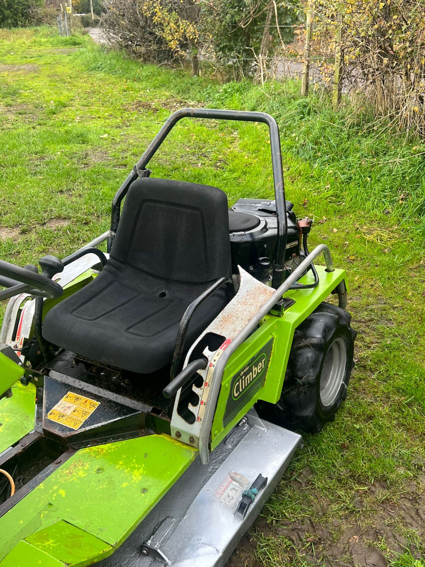 GRILLO CLIMBER 910 RIDE ON LAWN MOWER BANK MOWER - 18HP V TWIN BRIGGS AND STRATTON ENGINE *PLUS VAT* - Image 7 of 8