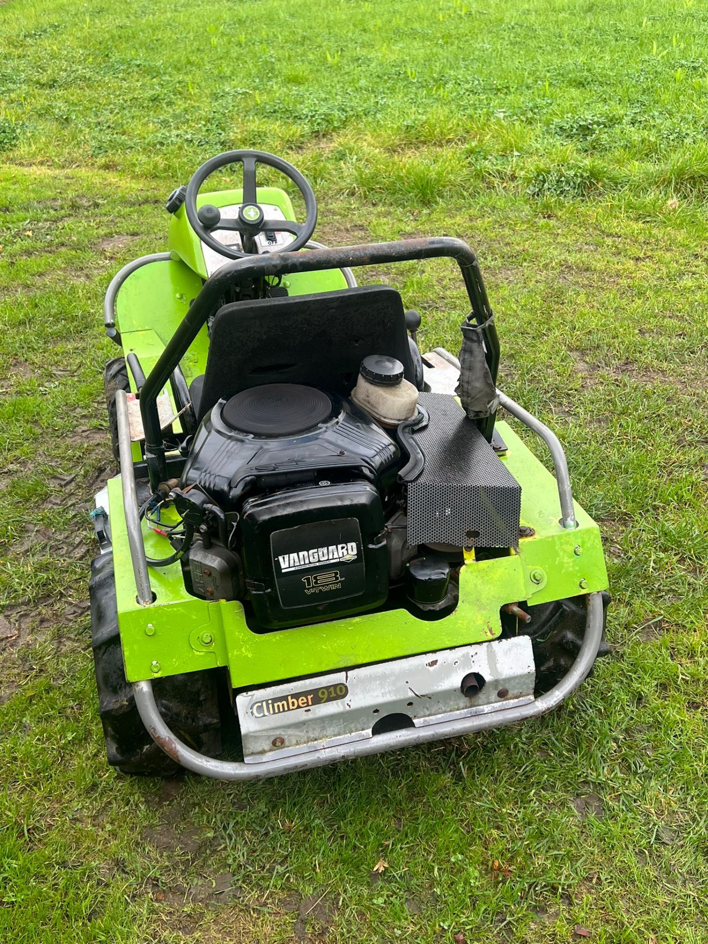 GRILLO CLIMBER 910 RIDE ON LAWN MOWER BANK MOWER - 18HP V TWIN BRIGGS AND STRATTON ENGINE *PLUS VAT* - Image 5 of 8