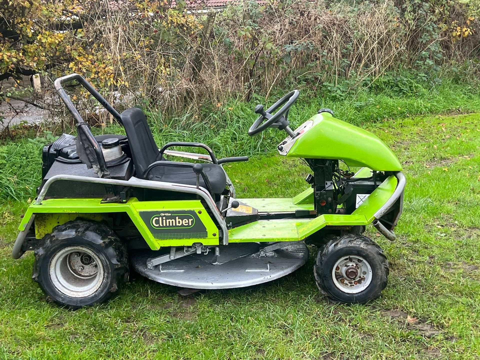 GRILLO CLIMBER 910 RIDE ON LAWN MOWER BANK MOWER - 18HP V TWIN BRIGGS AND STRATTON ENGINE *PLUS VAT* - Image 3 of 8