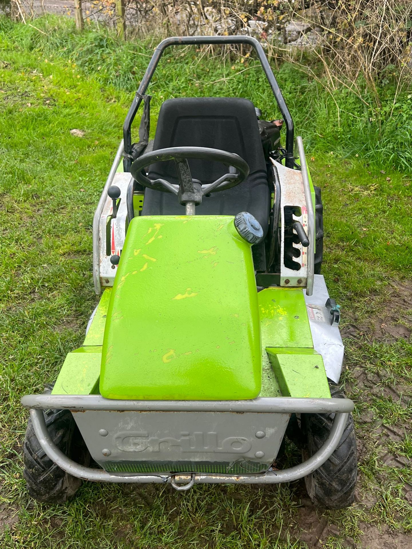 GRILLO CLIMBER 910 RIDE ON LAWN MOWER BANK MOWER - 18HP V TWIN BRIGGS AND STRATTON ENGINE *PLUS VAT* - Image 4 of 8