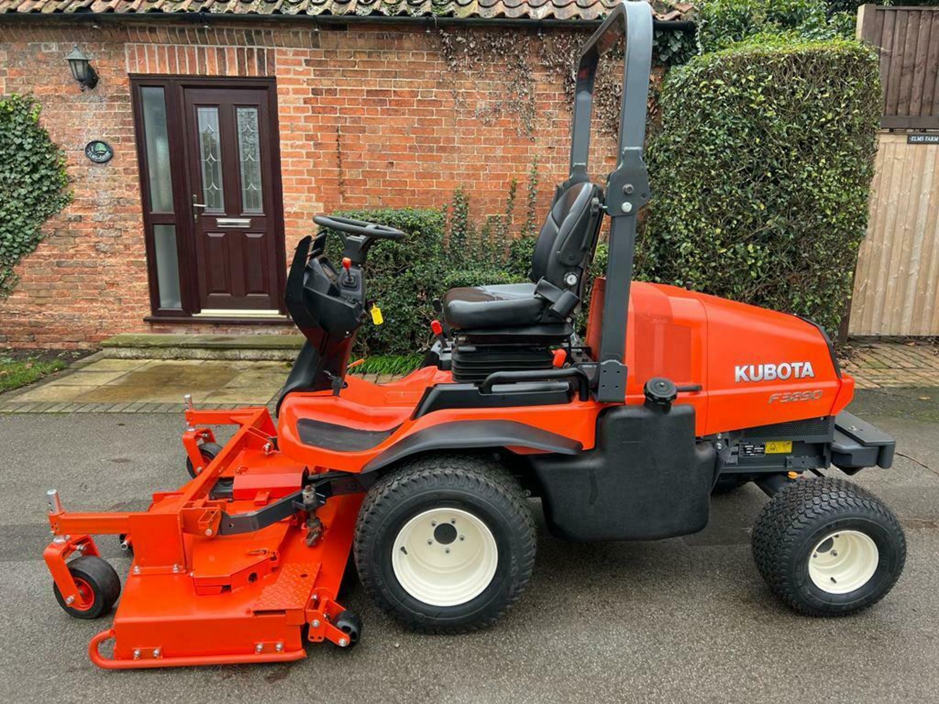 KUBOTA 3890 UPFRONT ROTARY MOWER, YEAR 2014, 4 WHEEL DRIVE, ONLY 2072 HOURS *PLUS VAT* - Image 3 of 11