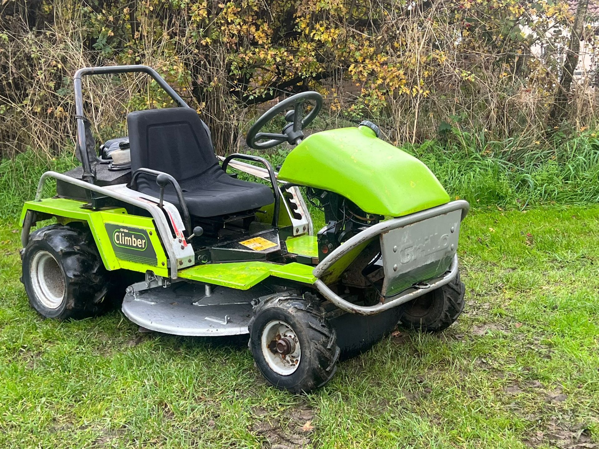 GRILLO CLIMBER 910 RIDE ON LAWN MOWER BANK MOWER - 18HP V TWIN BRIGGS AND STRATTON ENGINE *PLUS VAT*