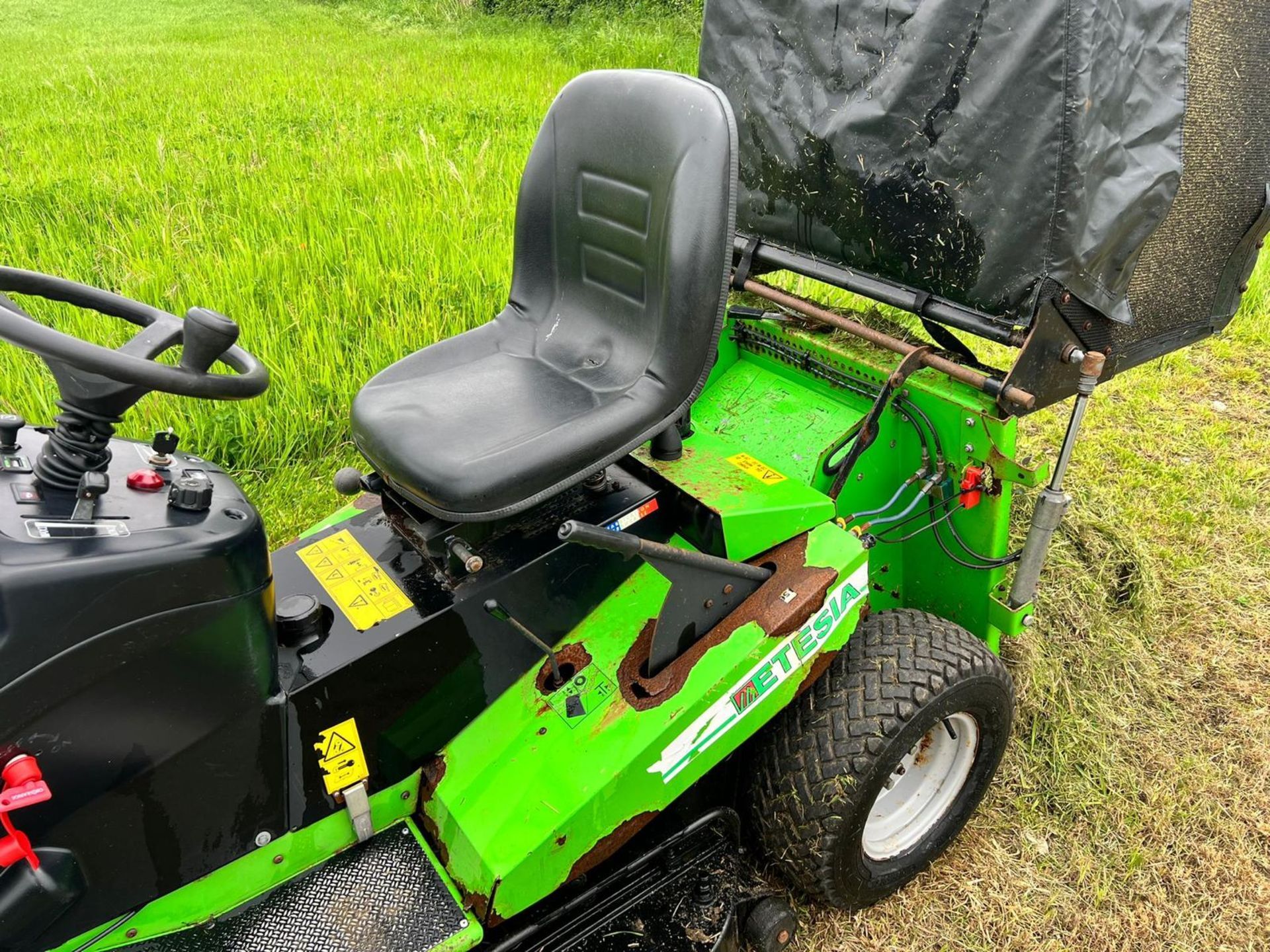 Etesia MVEHH Hydro 100 Ride On Mower, Runs Drives And Cuts *Plus Vat* - Image 13 of 15