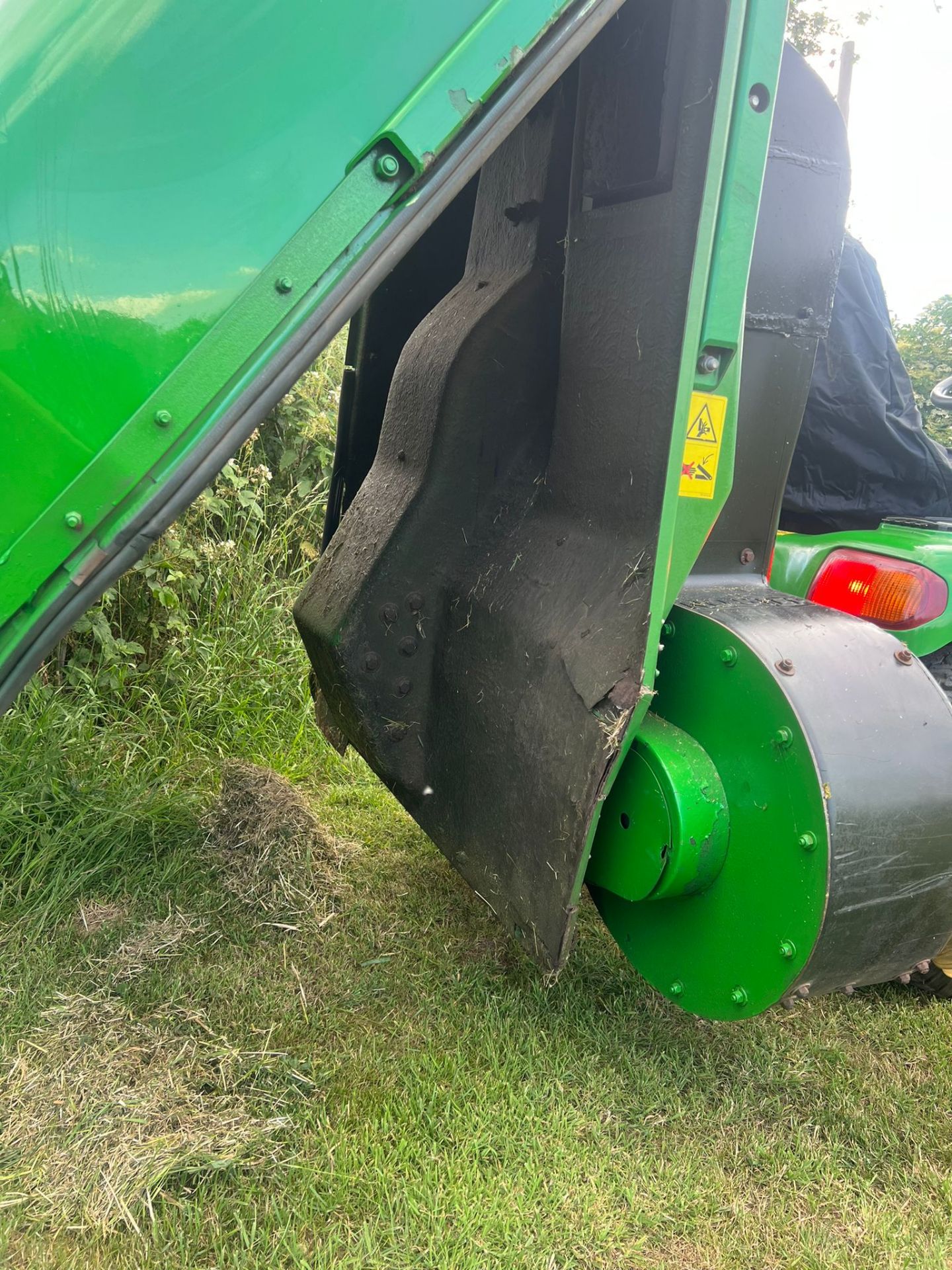 JOHN DEERE X495 RIDE ON LAWN MOWER WITH COLLECTOR *PLUS VAT* - Image 4 of 6