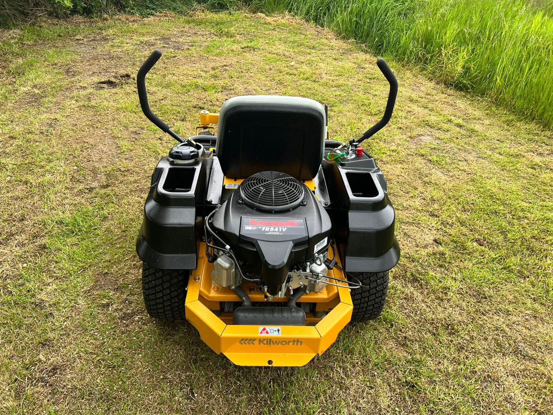 HUSTLER RAPTOR ZERO TURN MOWER, IN VERY GOOD CONDITION, KAWASAKI V TWIN ENGINE *PLUS VAT* - Image 3 of 9