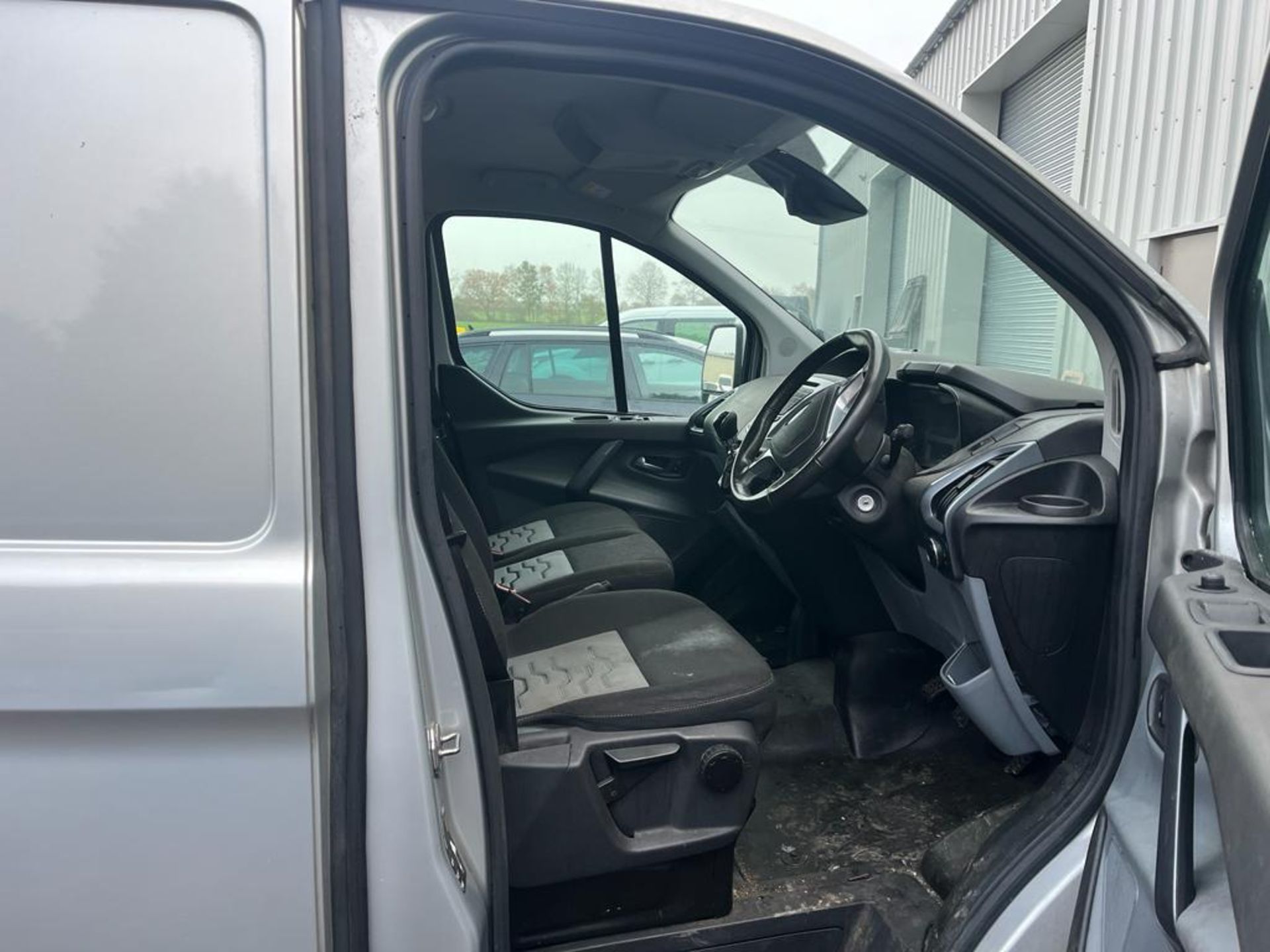 2018 FORD TRANSIT CUSTOM 270 LIMITED SILVER PANEL VAN - 136,000 MILES *PLUS VAT* - Image 9 of 10