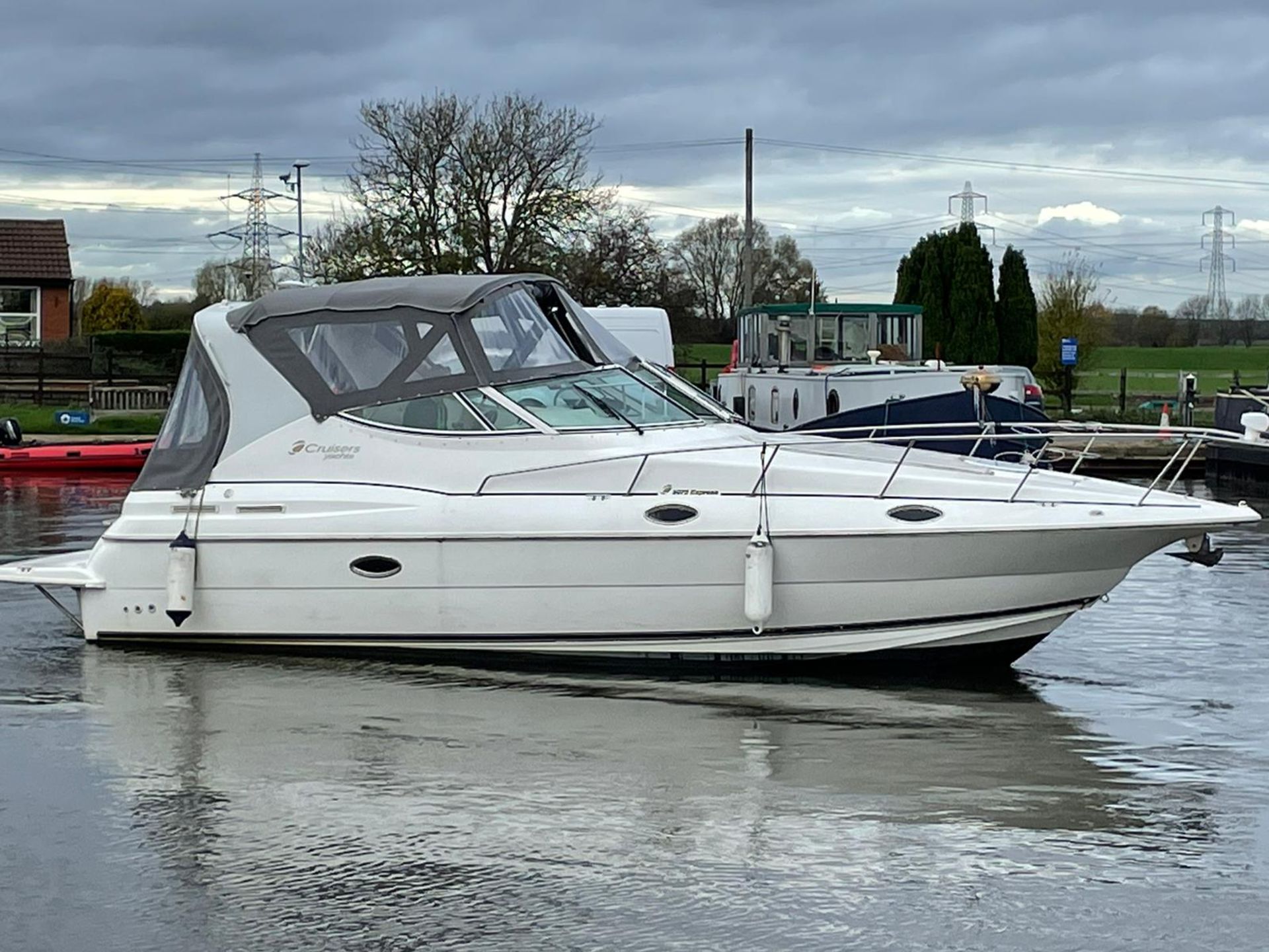 2000 CRUISER YACHTS EXPRESS 3075 *NO VAT* - Image 4 of 35