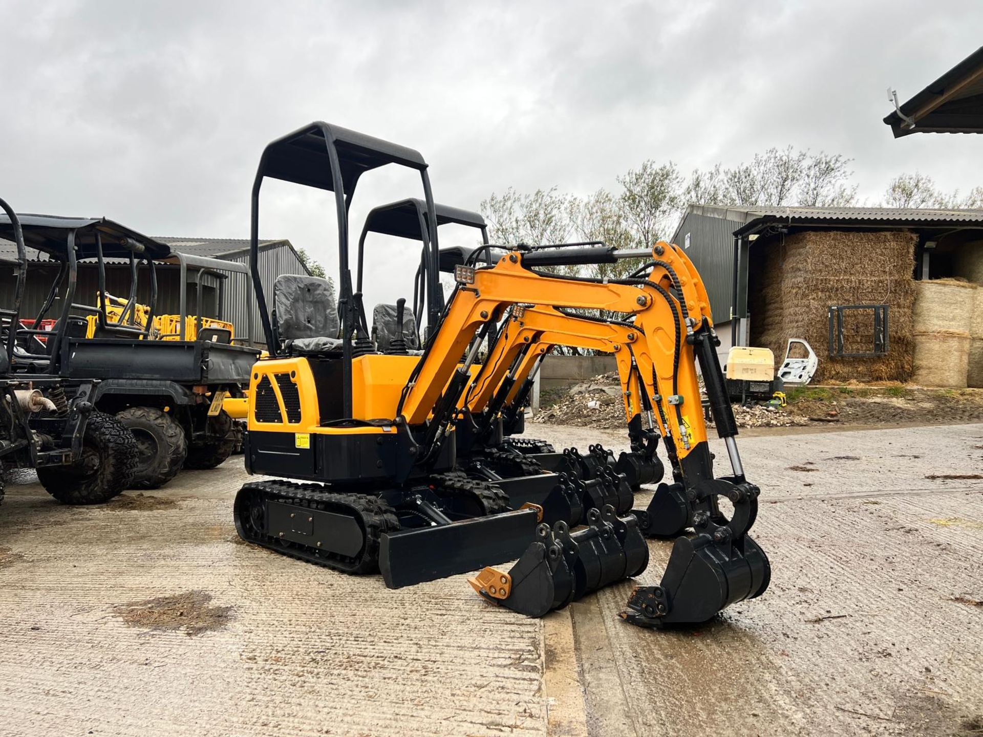 New And Unused LM10 1 Ton Mini Digger With Blade *PLUS VAT* - Image 11 of 12