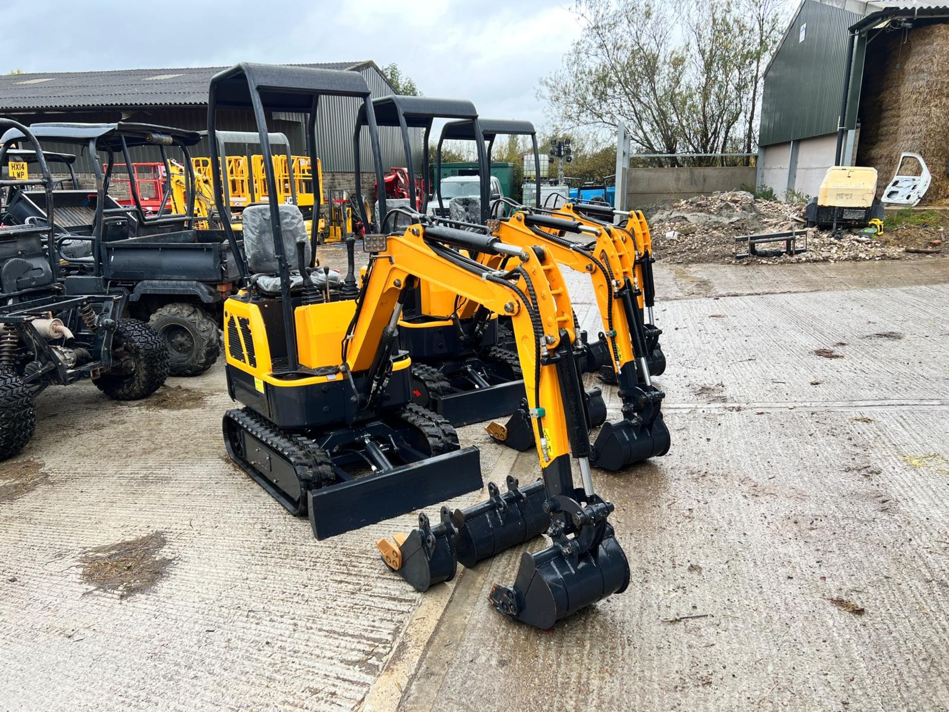 New And Unused LM10 1 Ton Mini Digger With Blade *PLUS VAT*