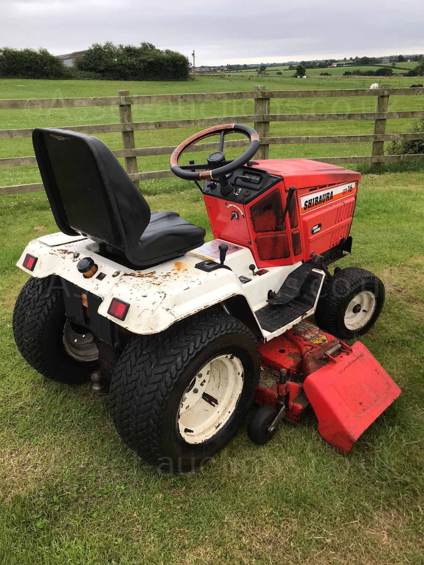 DIESEL SHIBAURA GT16 RIDE ON LAWN MOWER, RUNS, DRIVES AND CUTS, HYDROSTATIC DRIVE, *NO VAT* - Image 4 of 5