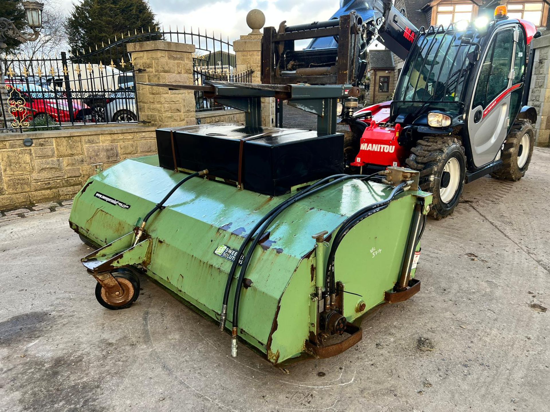 DATUM DMX240 SWEEPER SOLUTION HYDRAULIC SWEEPER BUCKET, SUITABLE FOR PALLET FORKS *PLUS VAT* - Image 2 of 6