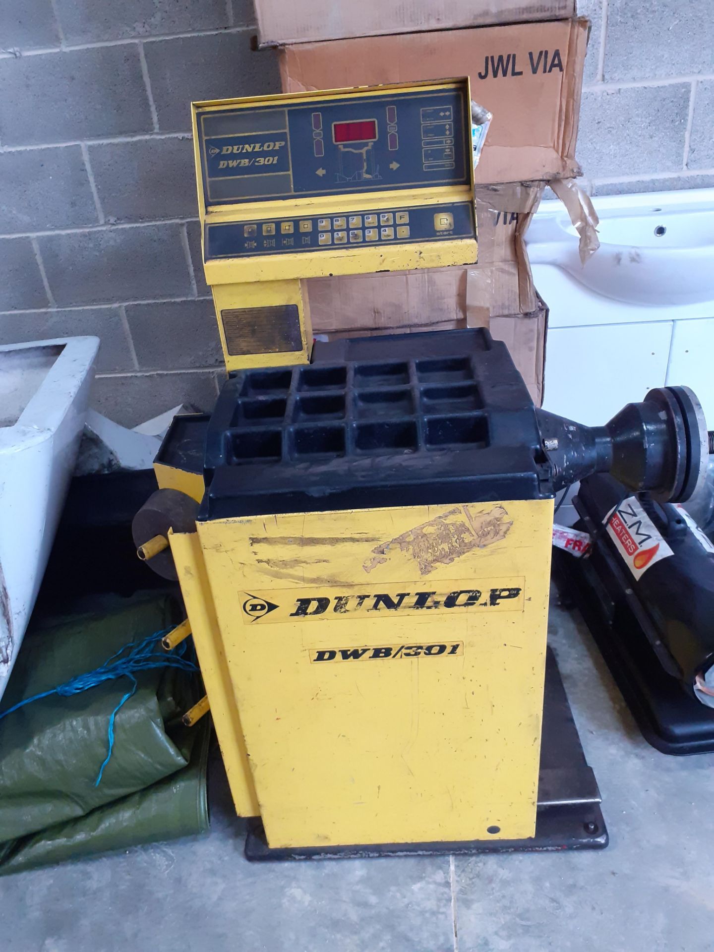 DUNLOP TYRE BALANCING MACHINE *PLUS VAT*