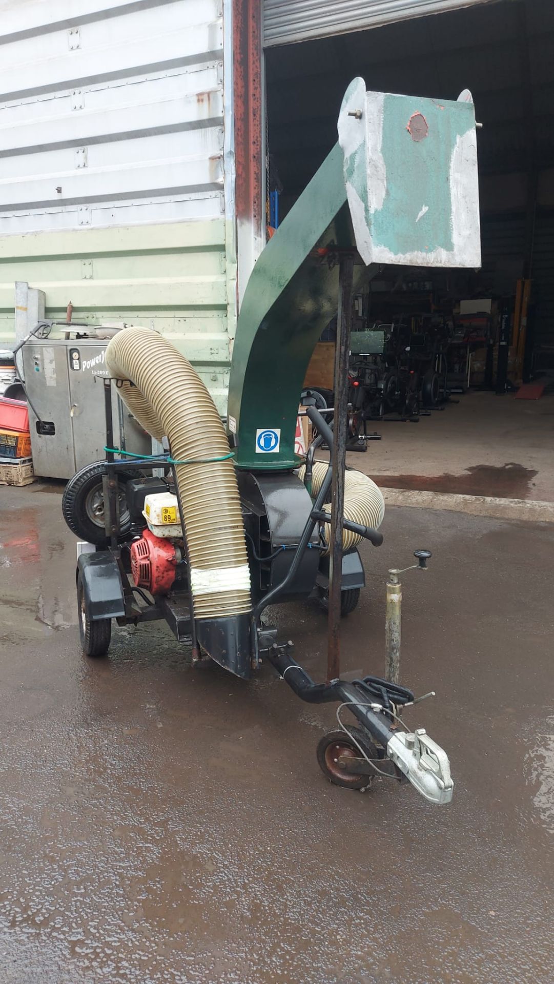 BILLY GOAT LEAF VACUUM, VERY POWERFUL HONDA 11 HP NGINE *NO VAT* - Image 2 of 5