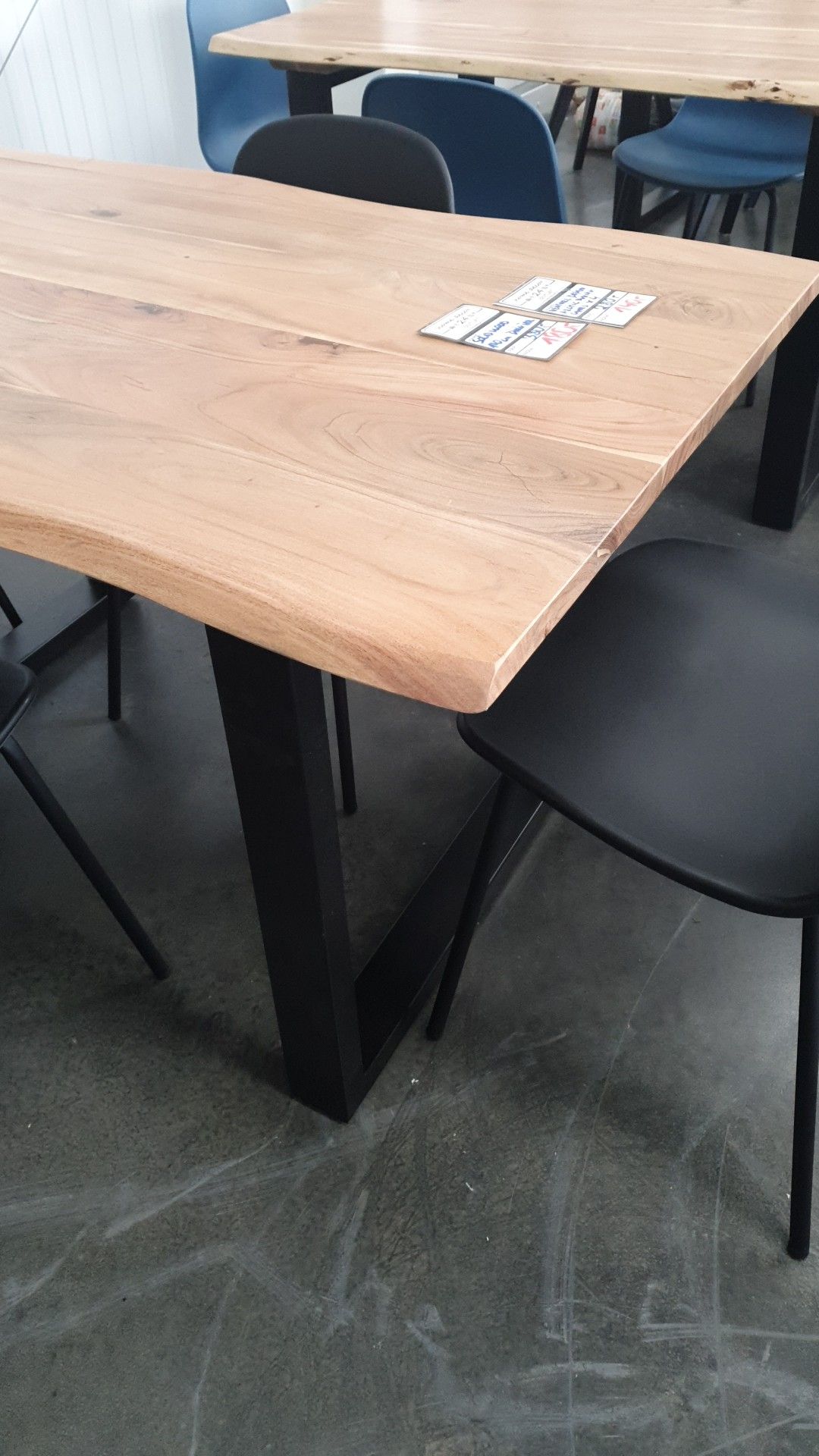 SOLID WOOD 140CM DINING TABLE WITH 4 DINING CHAIRS RRP £680 *PLUS VAT* - Image 2 of 3