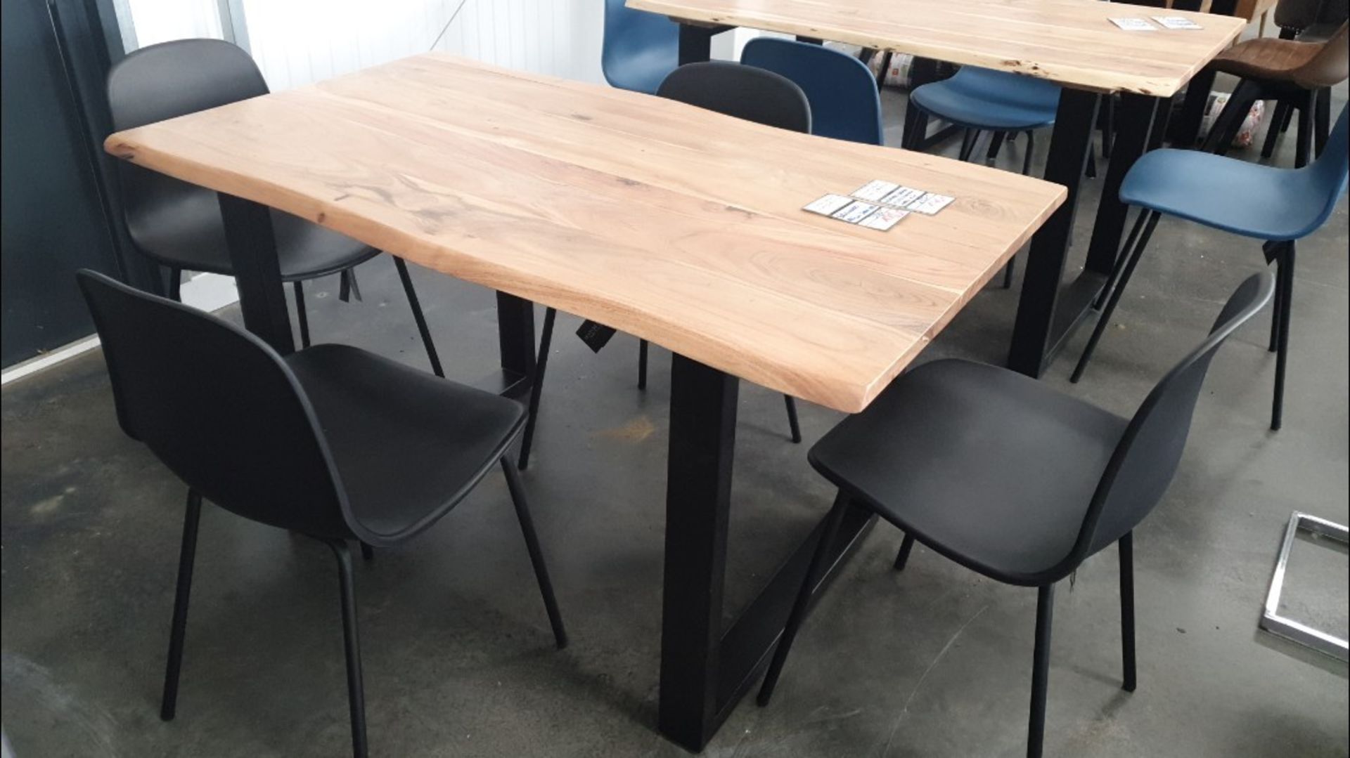 SOLID WOOD 140CM DINING TABLE WITH 4 DINING CHAIRS RRP £680 *PLUS VAT*