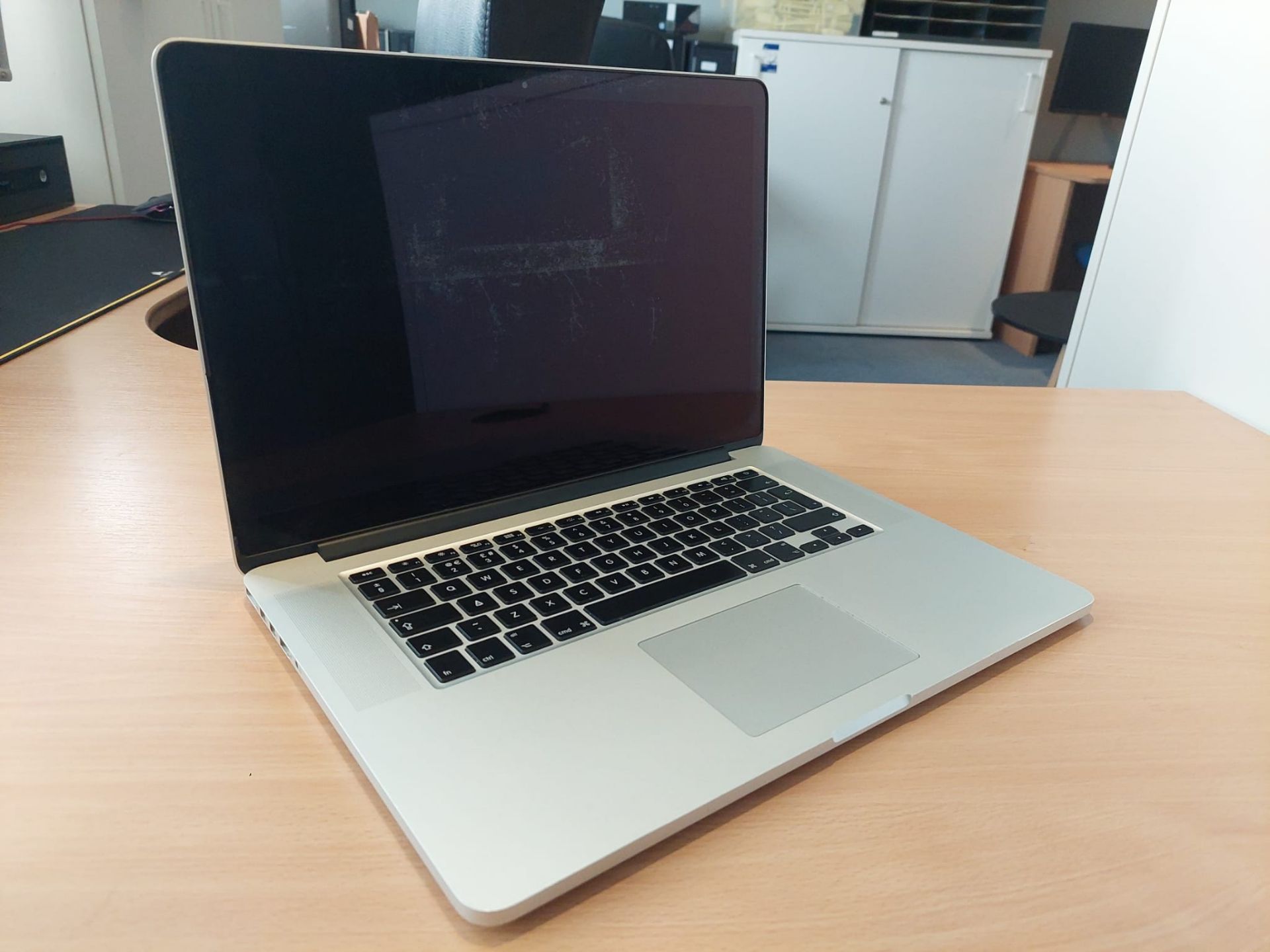 Apple 2015 Macbook Pro Retina w/ 15 Inch Display and Intel i7 CPU *NO VAT* - Image 2 of 13