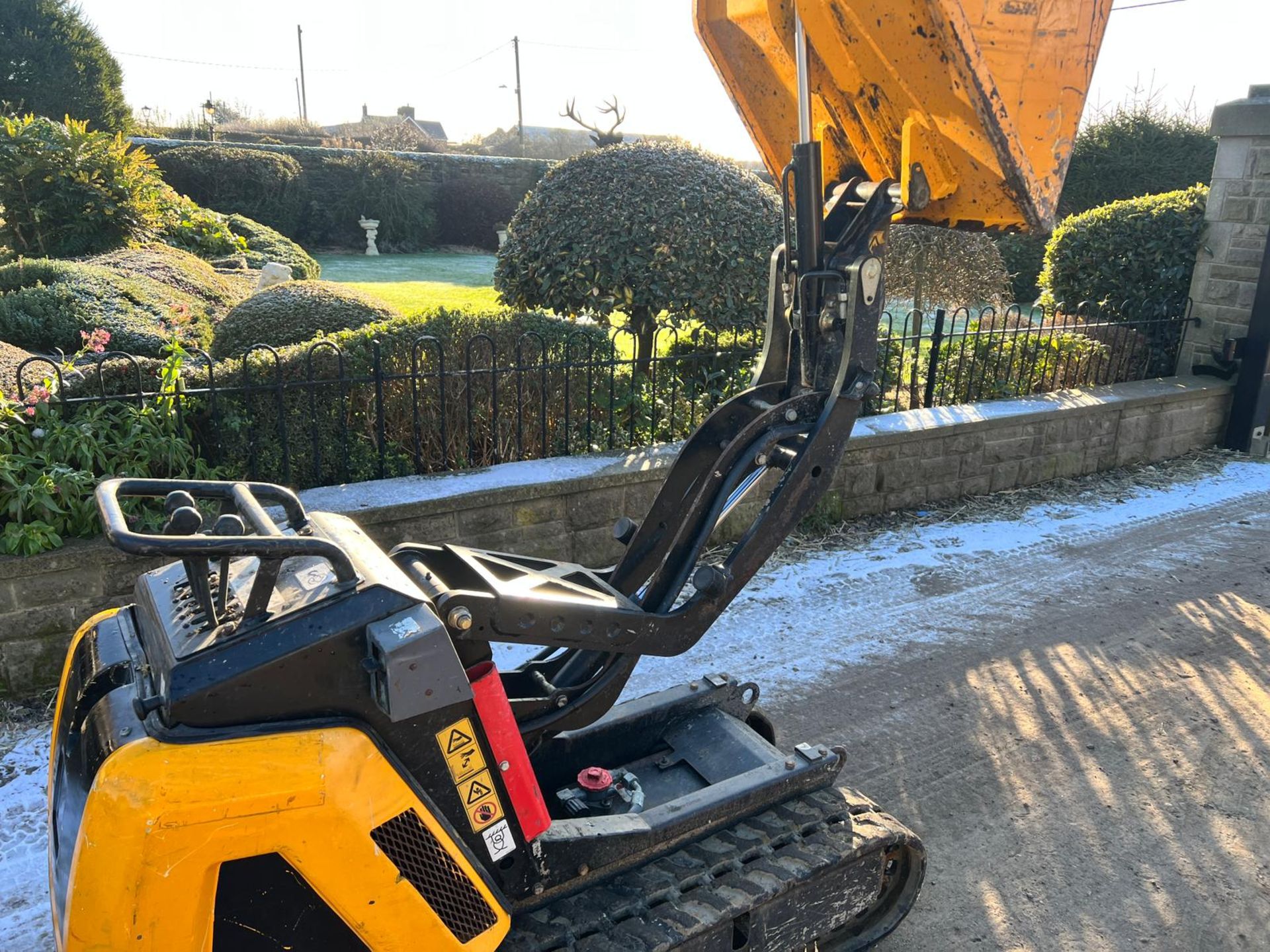 JCB HTD-5 Diesel High Tip Tracked Pedestrian Dumper *PLUS VAT* - Image 17 of 18