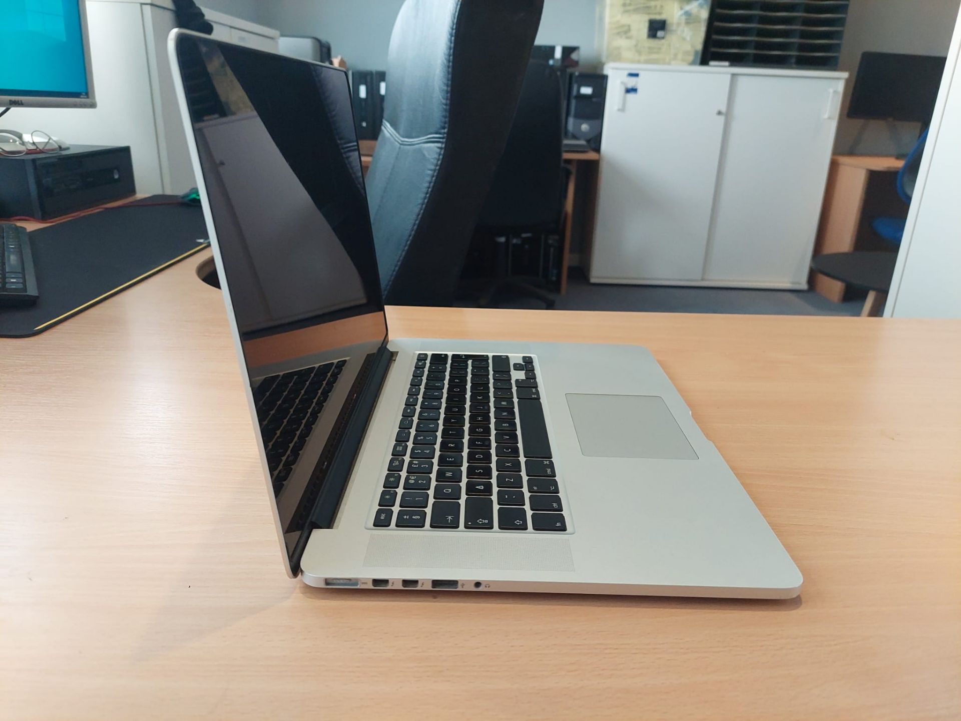 Apple 2015 Macbook Pro Retina w/ 15 Inch Display and Intel i7 CPU *NO VAT* - Image 4 of 13