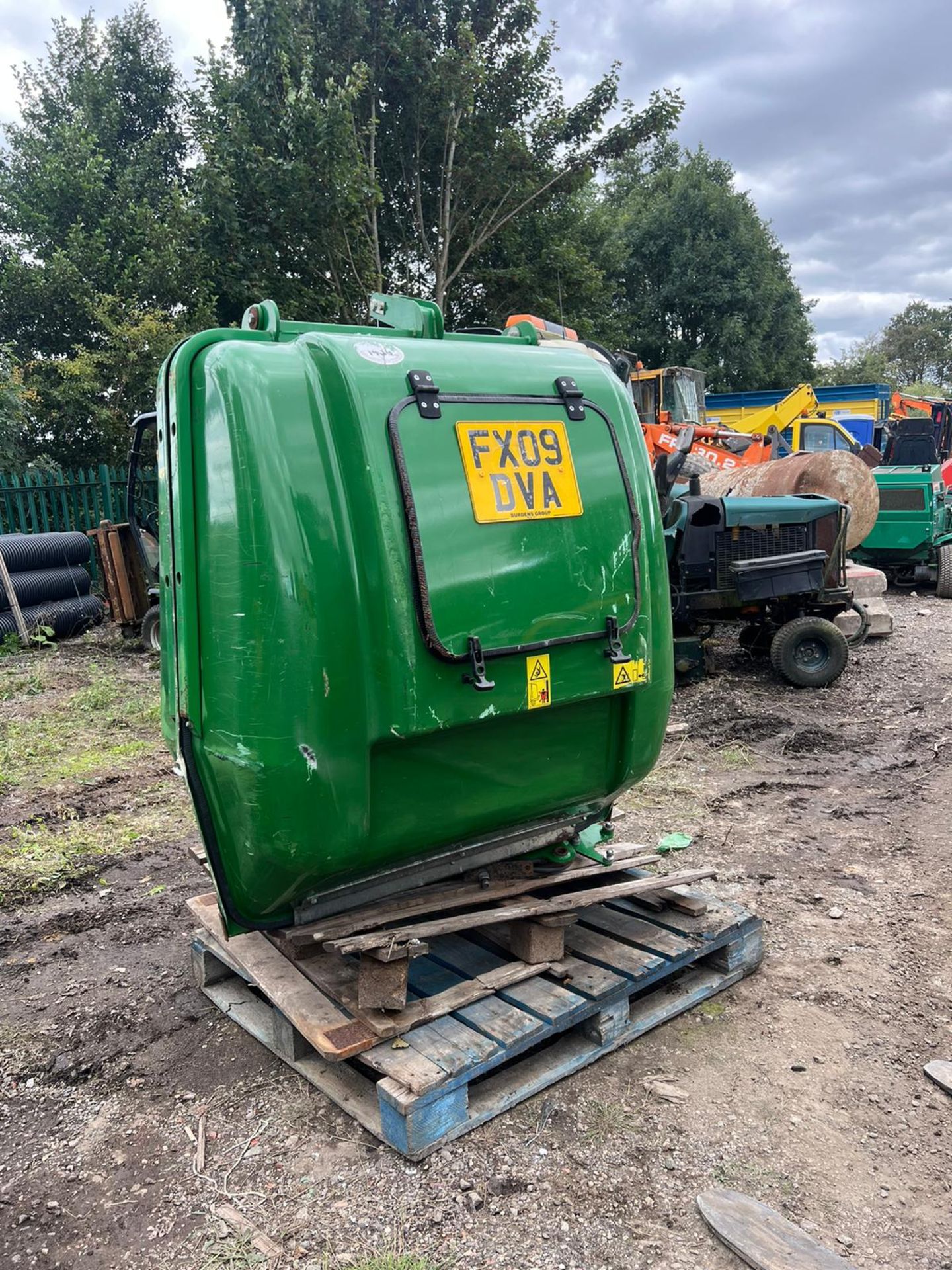 JOHN DEERE HIGH LIFT MCS580 CLAMSHELL COLLECTOR - COMES WITH FULL PTO *PLUS VAT* - Image 3 of 8