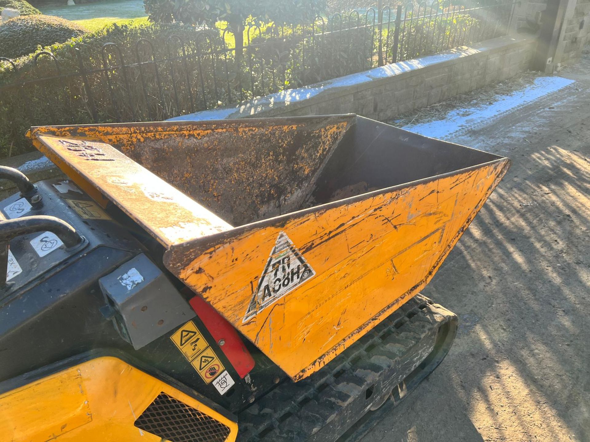 JCB HTD-5 Diesel High Tip Tracked Pedestrian Dumper *PLUS VAT* - Image 8 of 18