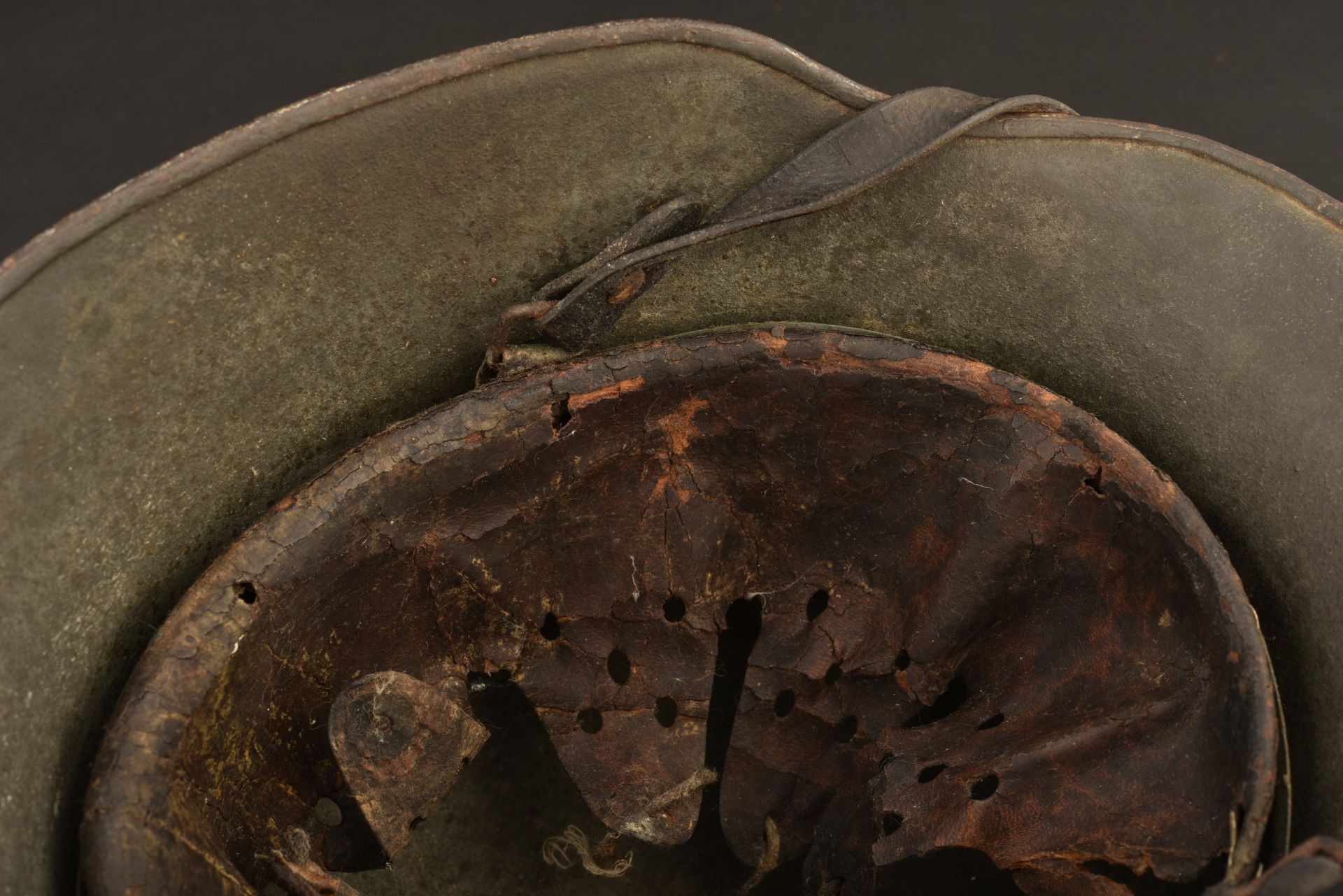 Casque WWI reconditionne. Refurbished WWI helmet. - Image 2 of 9