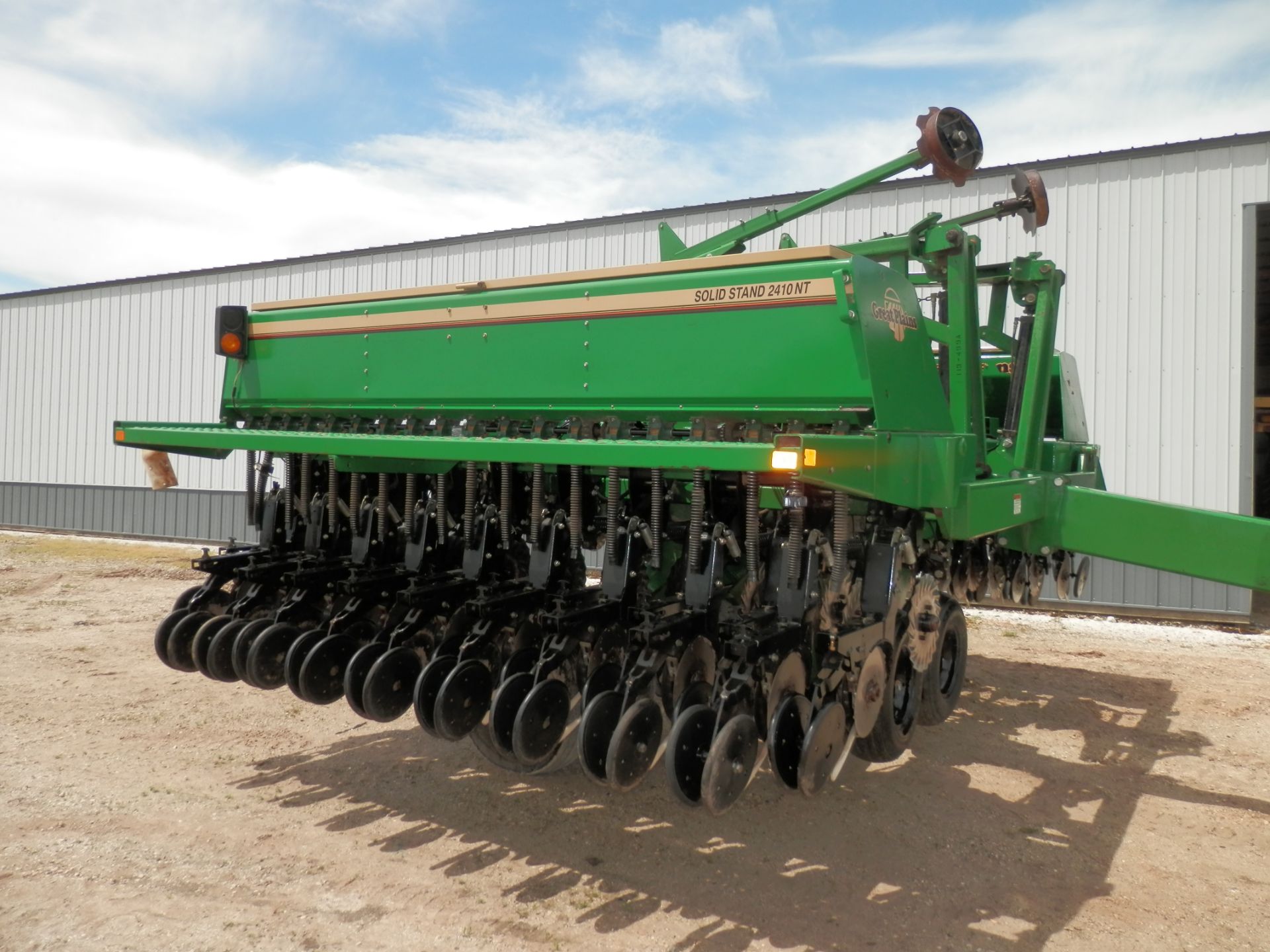 GREAT PLAINS 2410NT 24' FOLDING NO TILL DRILL - Image 4 of 17